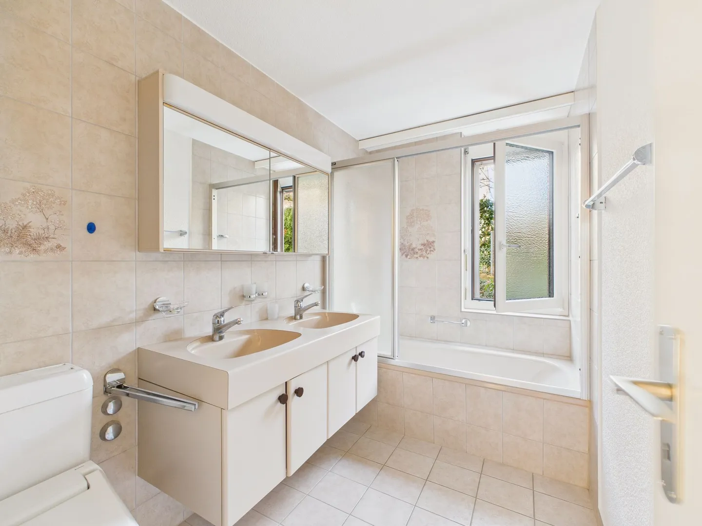 Charmante 3.5-Zimmer Wohnung mit praktischem Parkplatz in Hildisrieden - Foto 6 von 7