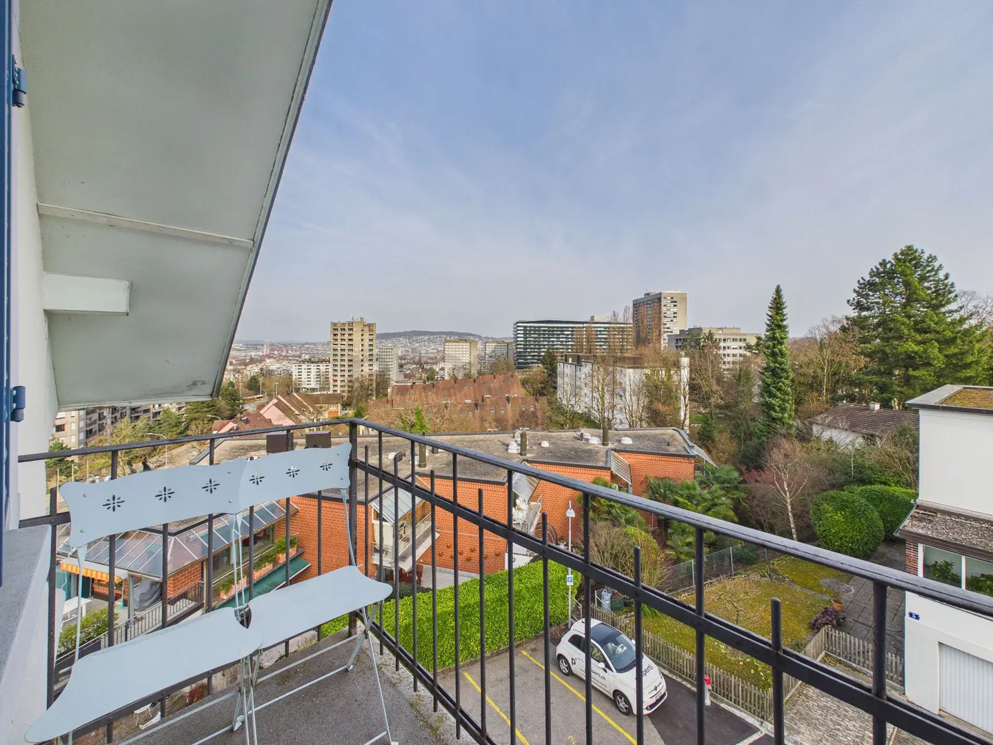 Living above the rooftops of Zurich Exclusive 2.5-room attic apartment with terrace - Photo 10 of 13
