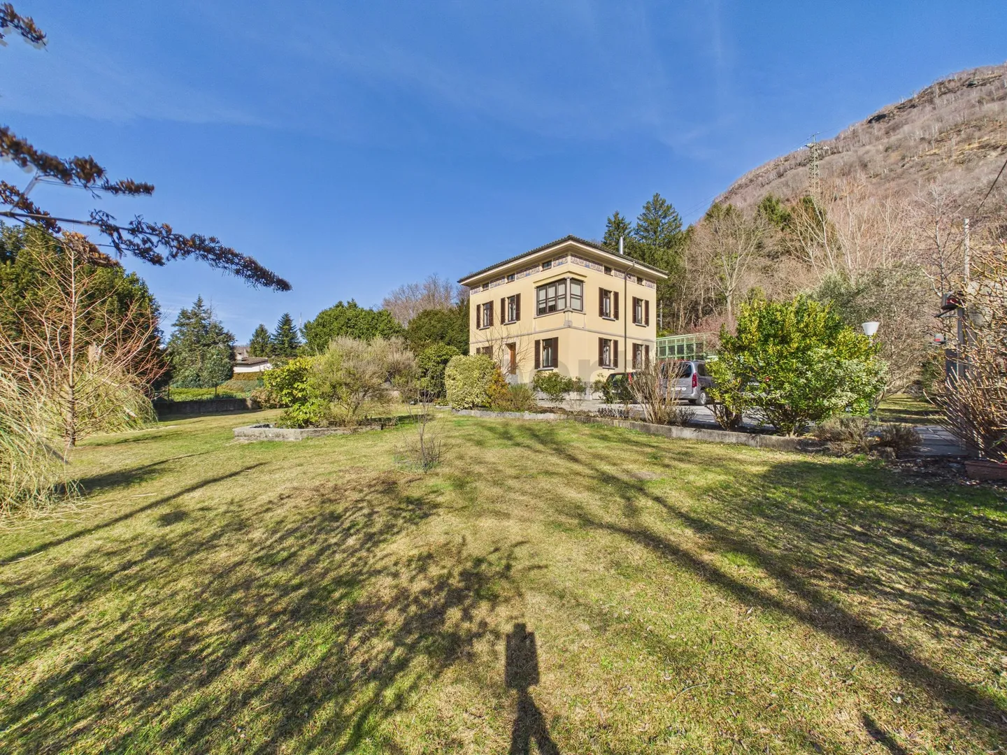 Elegante villa 8.5 locali con finiture di pregio e ampio box auto, Monteceneri - Foto 1 di 13