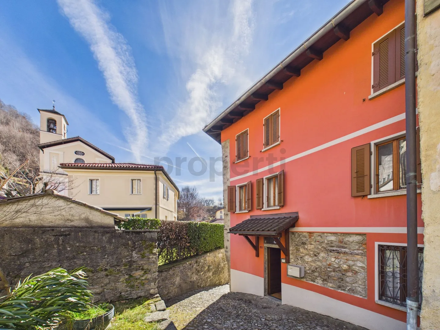 Geräumiges 7,5-Zimmer-Reihenhaus mit großem Keller, Alto Malcantone-Mugena - Foto 1 von 13