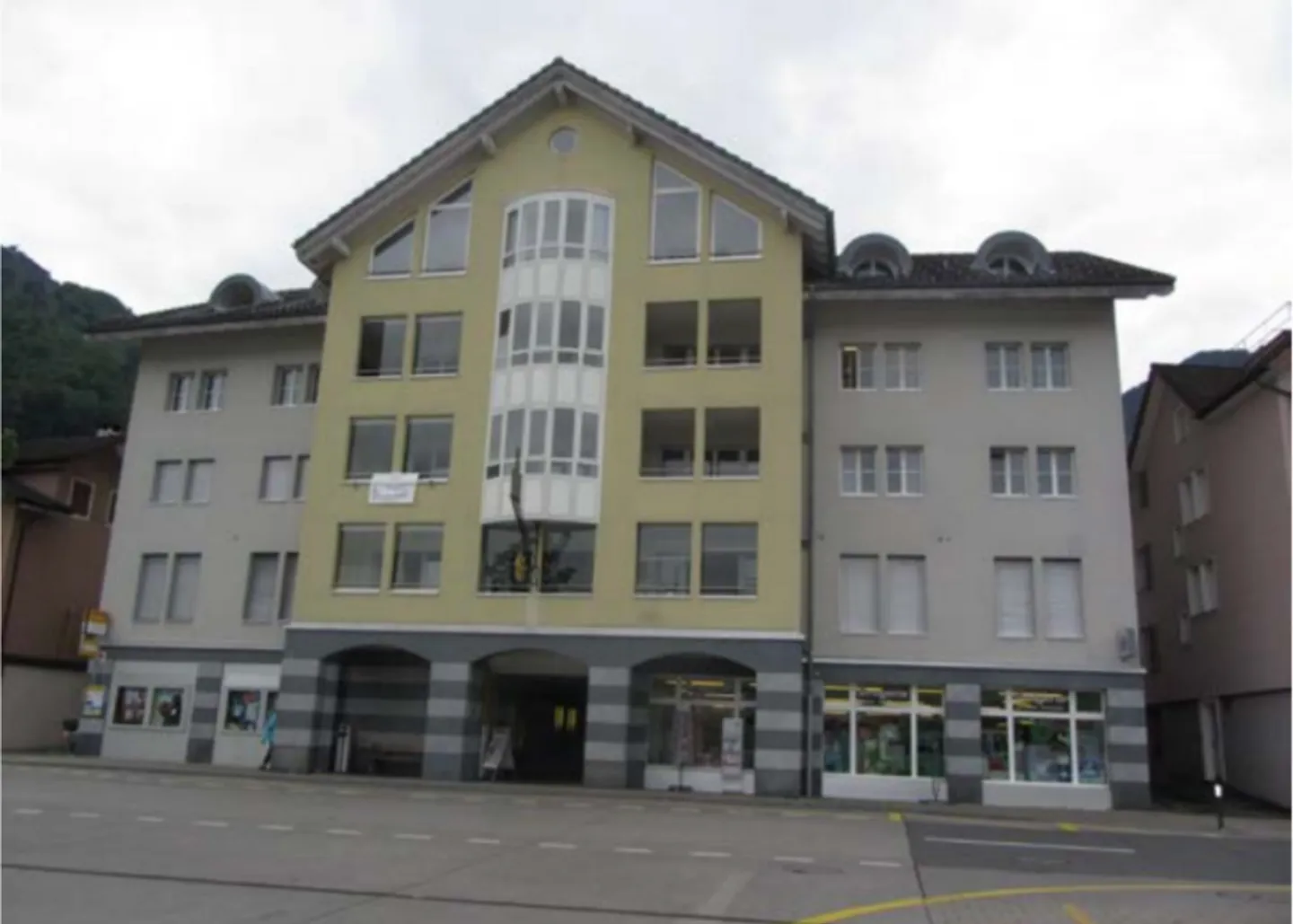 Attractive investment property in prime location in Beckenried - Commercial space with lake view - Photo 1 of 7