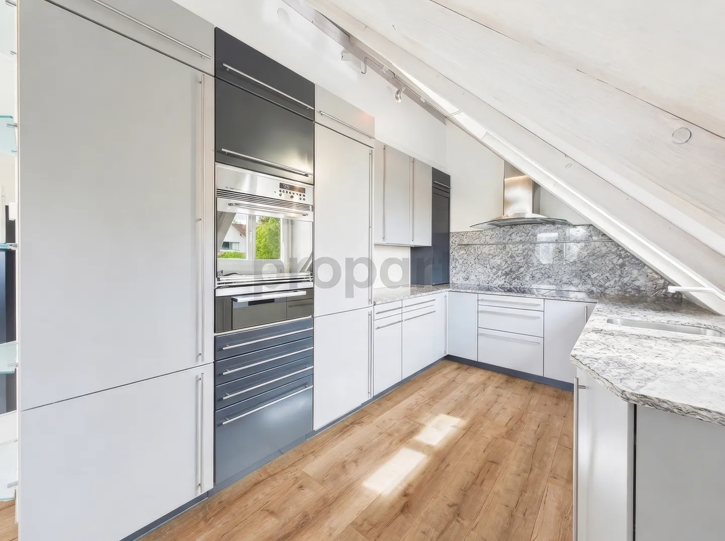 Bright 3.5-room attic apartment with lake view in Uster - Photo 6 of 13