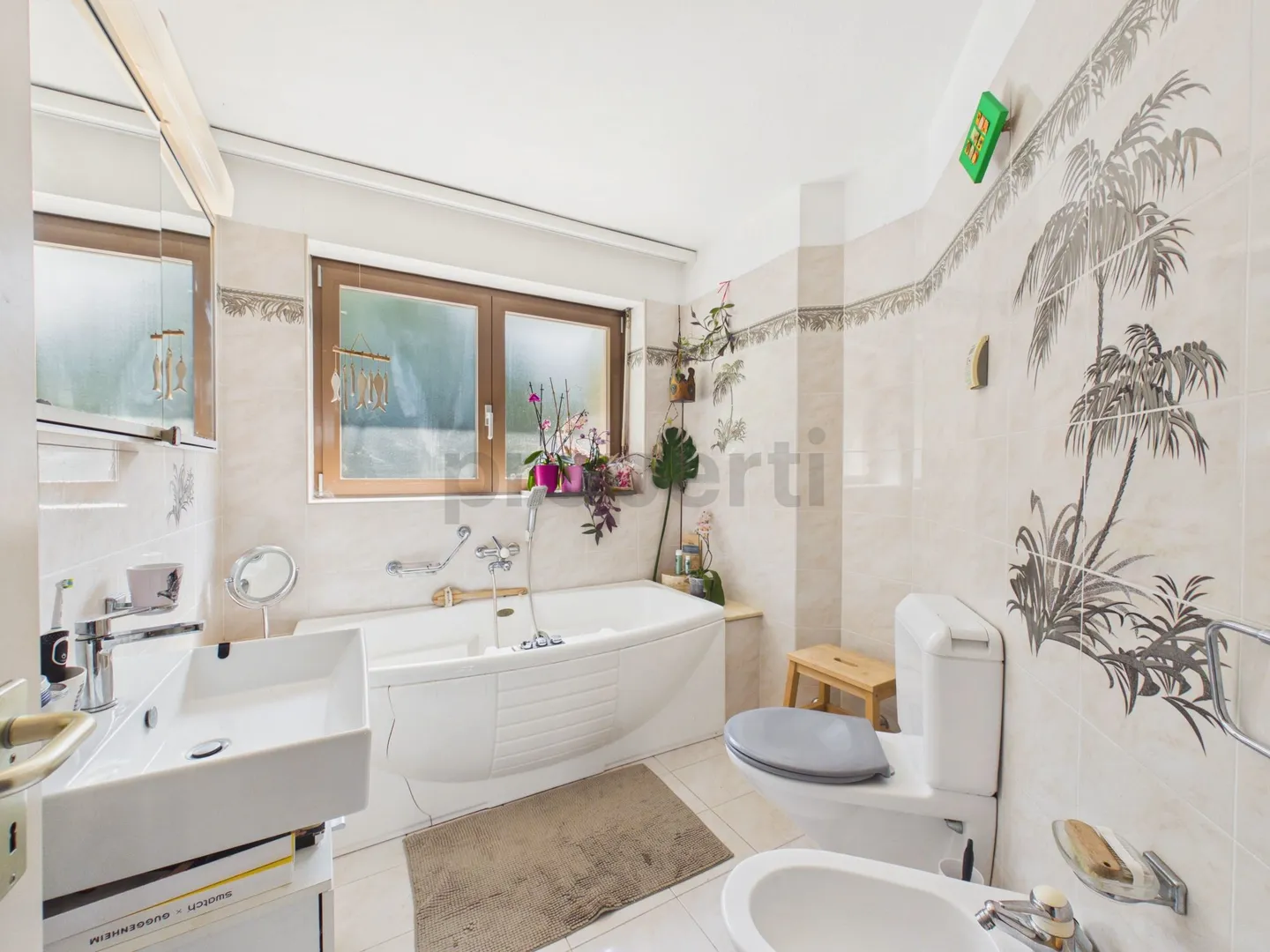 Exclusive villa with pool, large garden and access to private beach in Figino - Photo 9 of 13