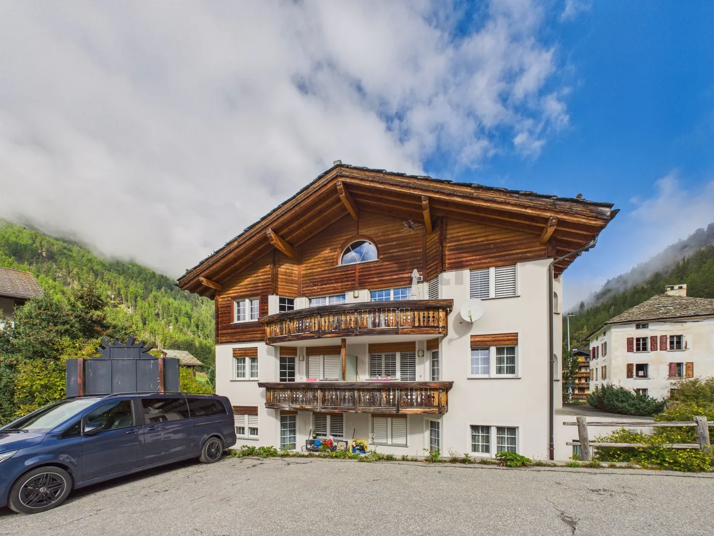 Double garage plus 3 outdoor parking spaces, cozy fireplace and fantastic mountain panorama - Photo 1 of 13