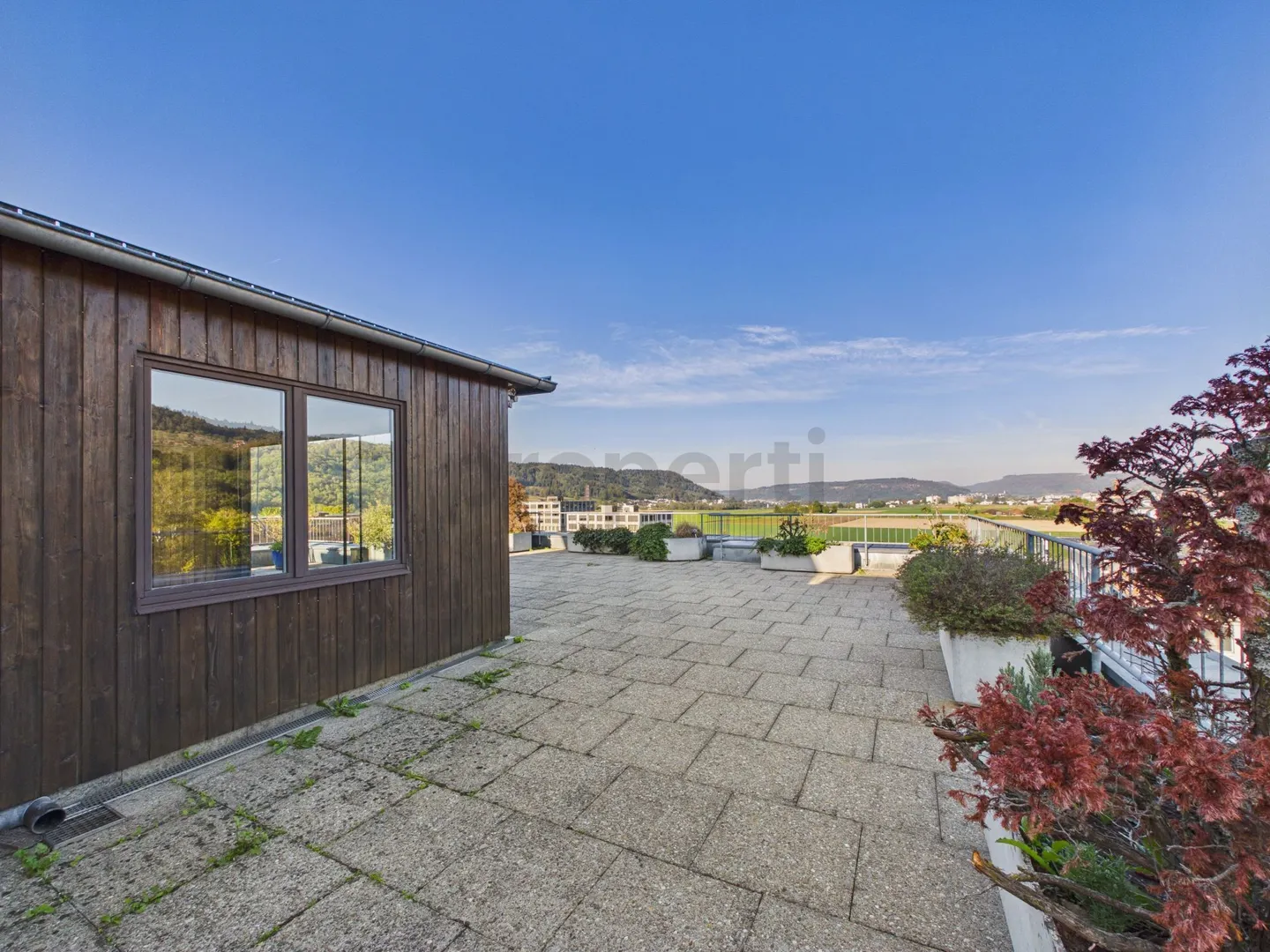 Terrazza privata di 120 m² con padiglione vetrato, camino, balcone sud e posto auto sotterraneo! - Foto 9 di 13
