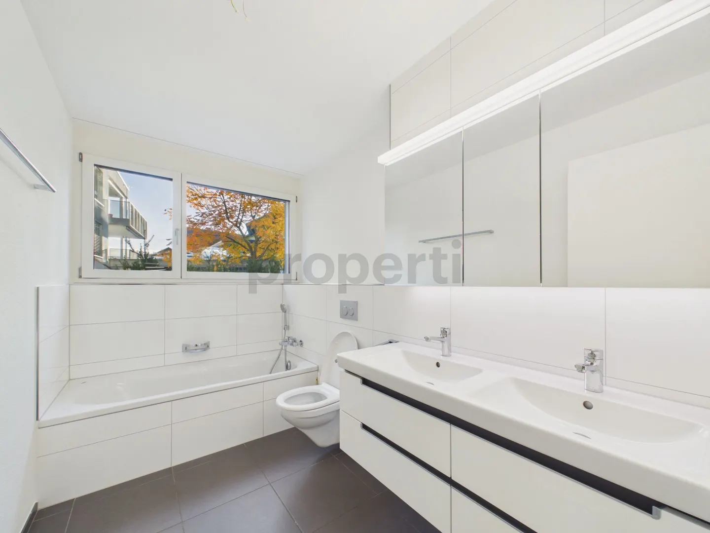 Balcone spazioso, architettura moderna e spazio abitativo versatile! - Foto 11 di 13