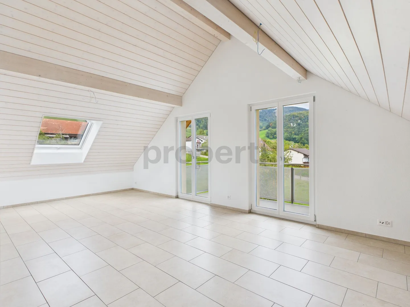 Appartement en penthouse spacieux de 3,5 pièces à Günsberg - confort moderne dans un emplacement calme - Photo 1 sur 9
