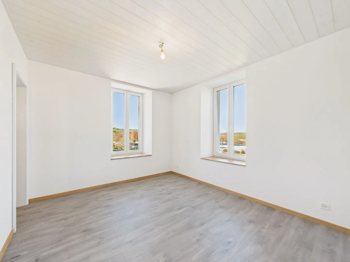 Appartement lumineux et entièrement rénové avec cheminée de 4.5 pièces à Châtillens (Oron)  charme, confort et modernité au cSur de la campagne vaudoise - Photo 9 sur 13