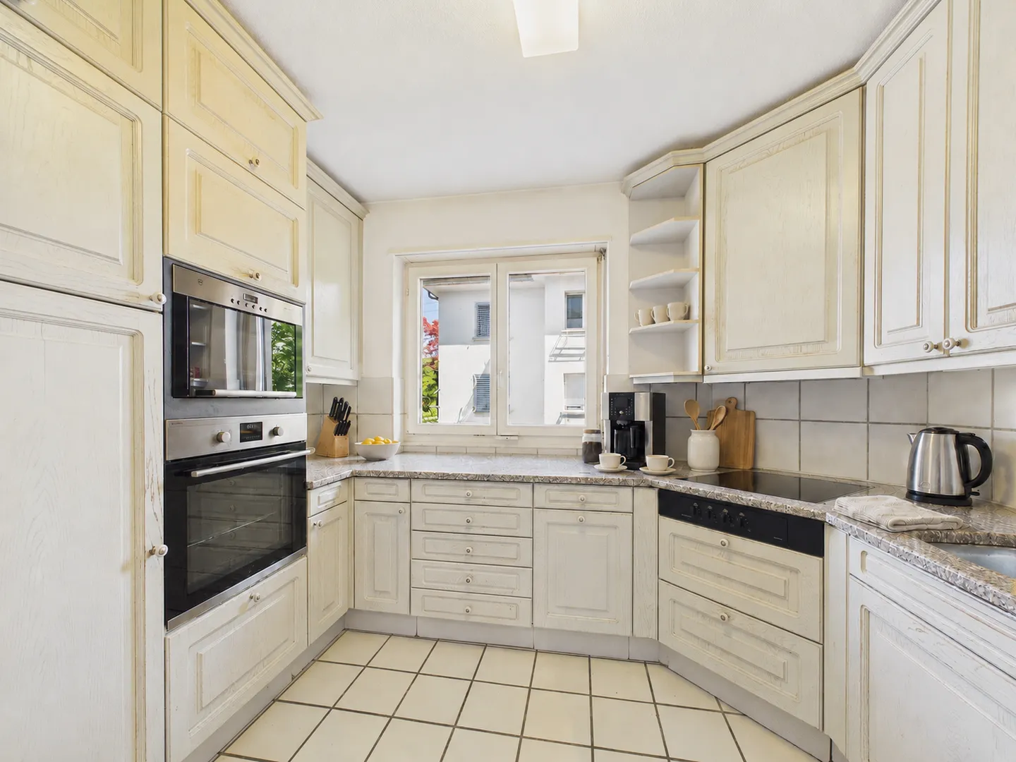 Central residential location, spacious balcony and best connections near the train station - Photo 4 of 10