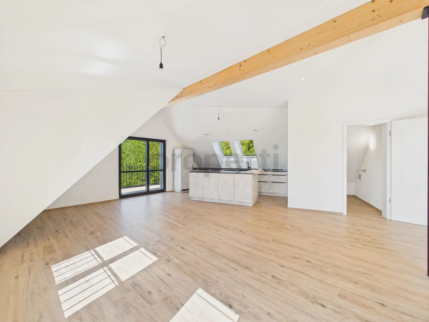 Attikawohnung direkt am Waldrand mit Zürichseeblick, Minergie-Standard und Free-Cooling - Foto 1 di 13