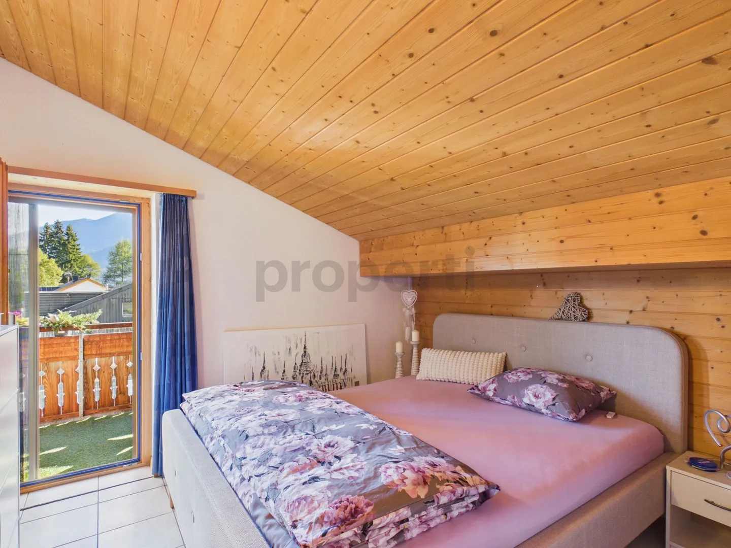 Balcon sud avec vue magnifique sur les montagnes : Attique confortable, parking inclus, près du Crestasee. Résidence secondaire possible - Photo 6 sur 10