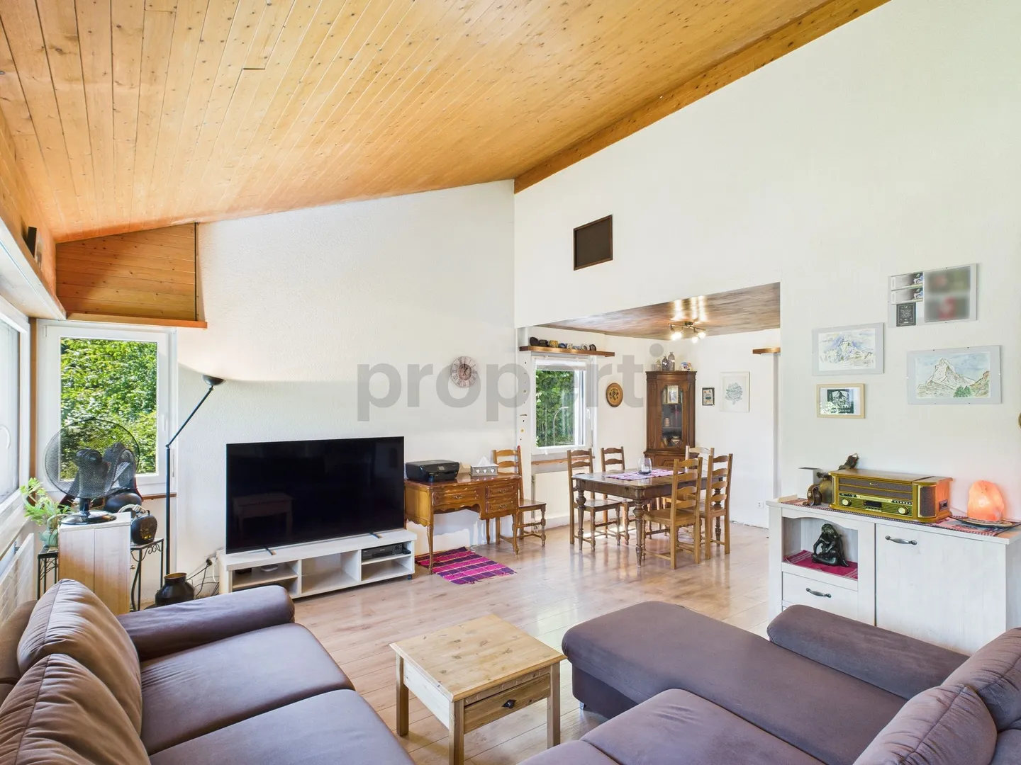 Charming 6.5-room single-family house with beautiful garden in Hofstetten-Flüh - Photo 2 of 13