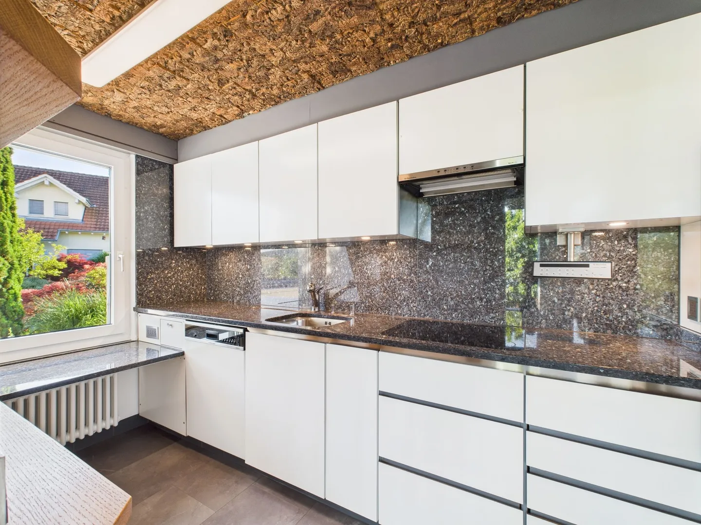 Maison individuelle avec piscine, maison de piscine et beaucoup d'espace extérieur - Photo 5 sur 13