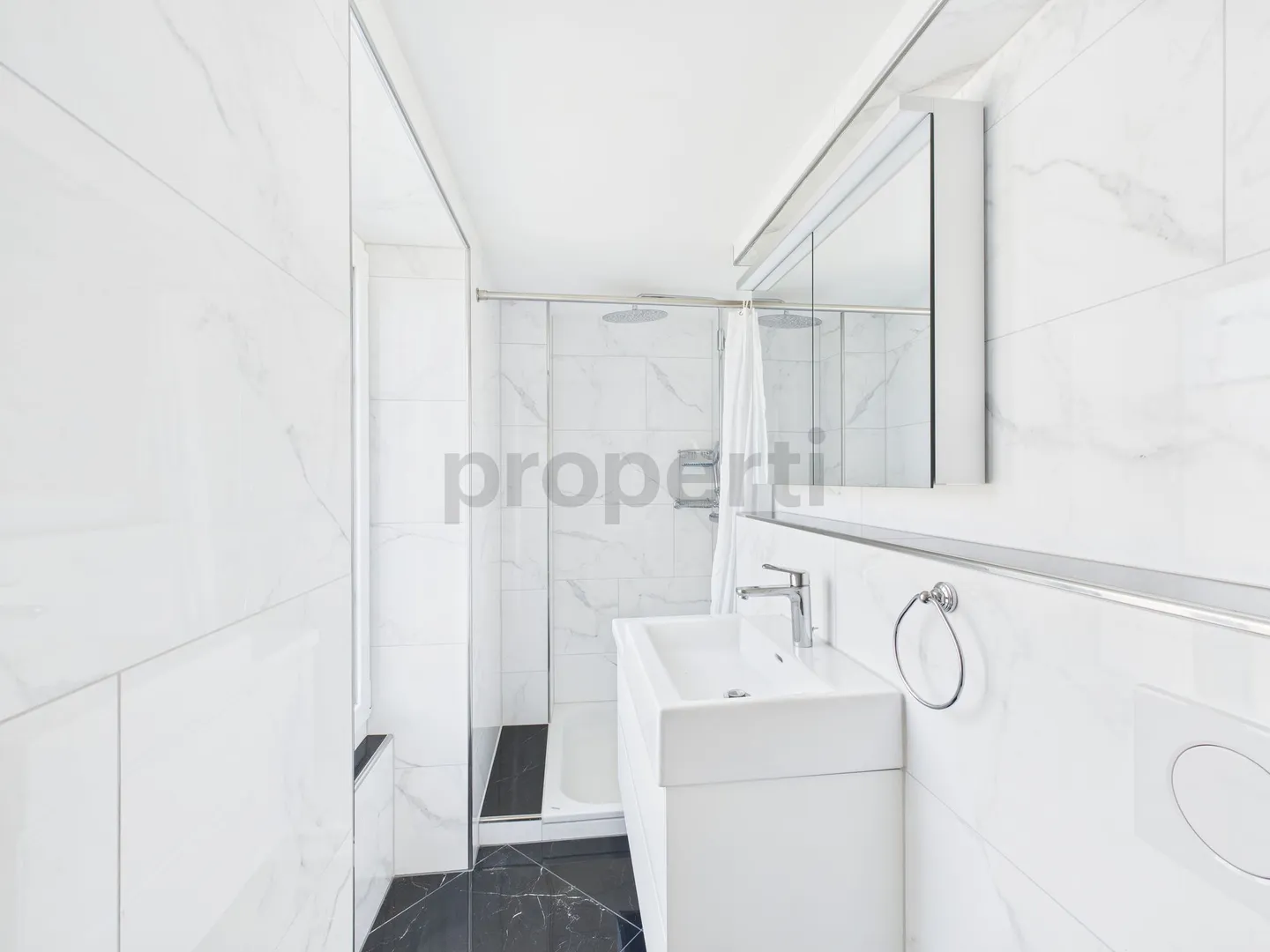 High-quality renovated 2.5-room apartment in a historic house - Photo 7 of 12