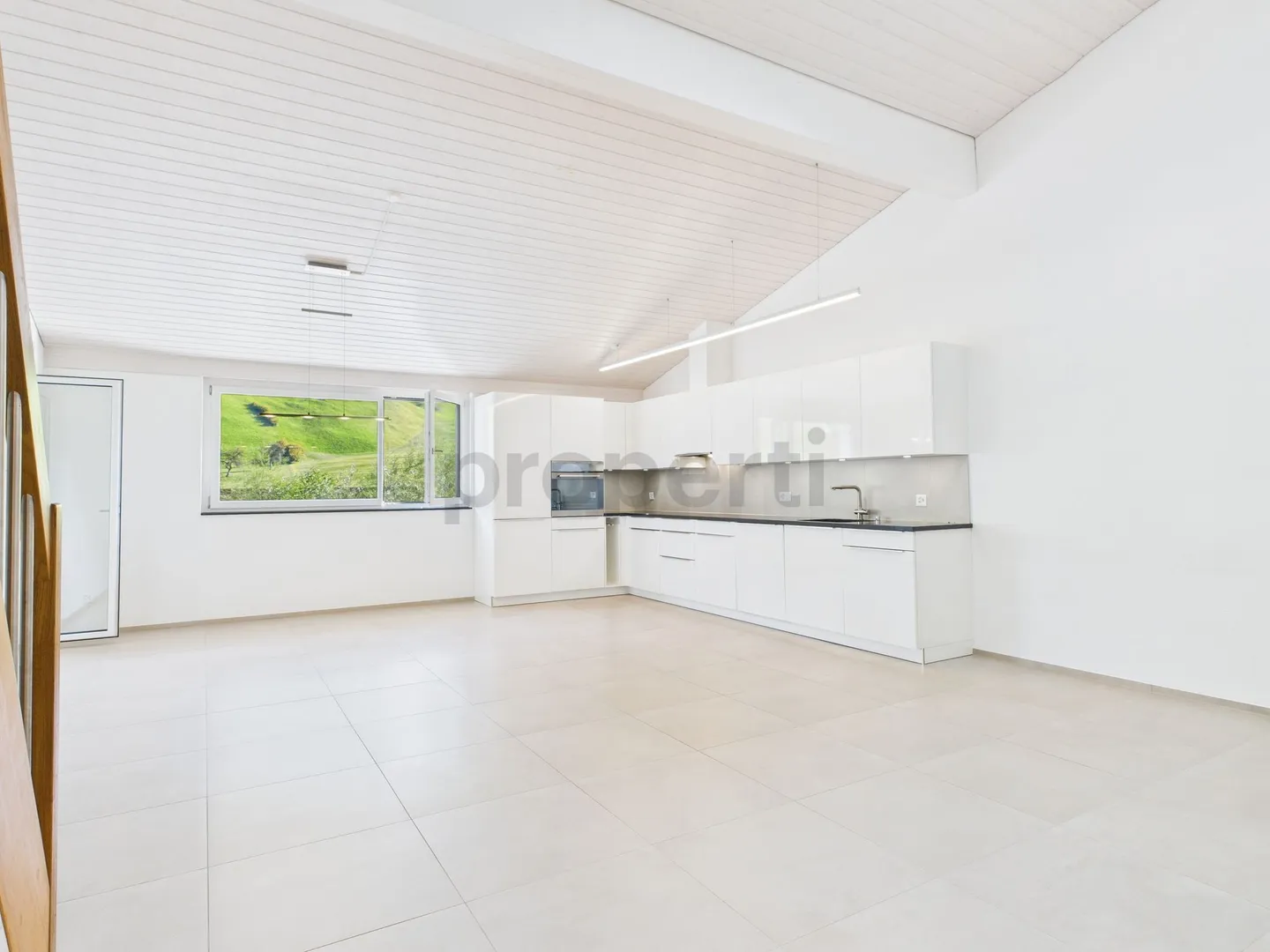 Incantevole appartamento maisonette di 4,5 stanze con balcone a Schwanden GL - Foto 1 di 13