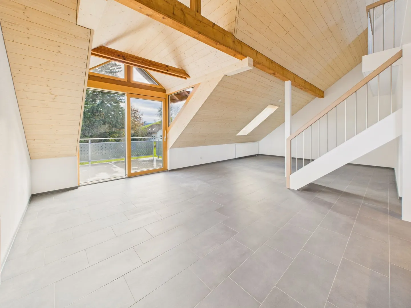 Helle 3.5-Zimmer Dachwohnung in Huttwil - Frisch renoviert! - Photo 1 sur 12