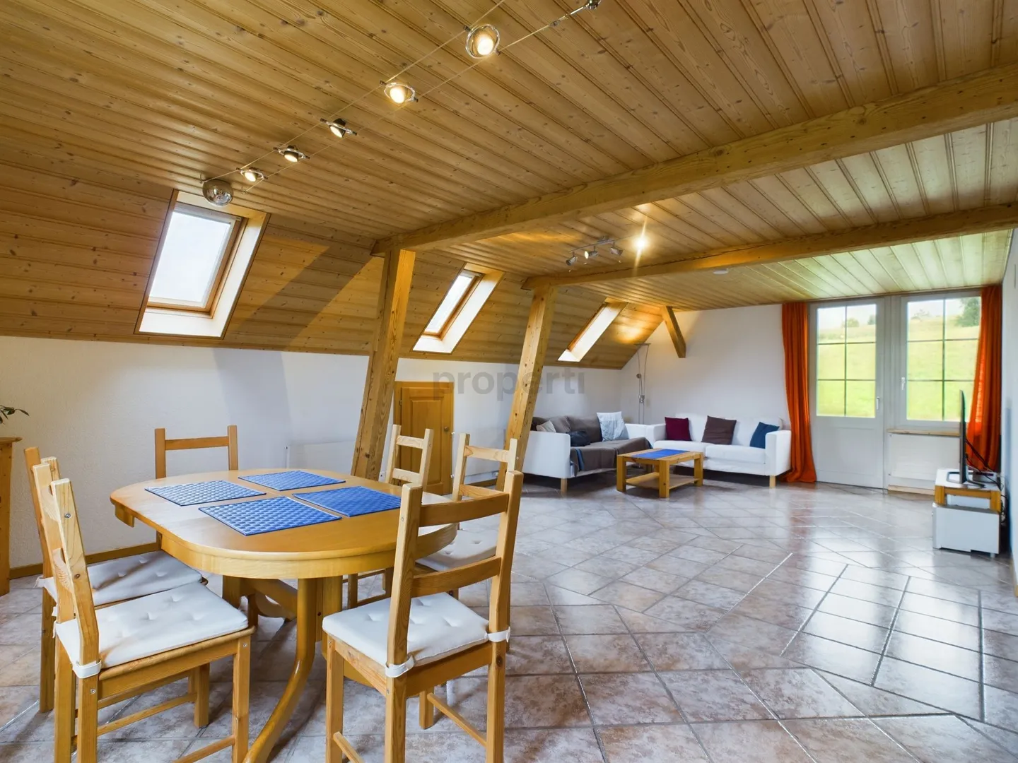 Charmante maisonette de 4,5 pièces avec balcon à Enggistein - Photo 1 sur 10