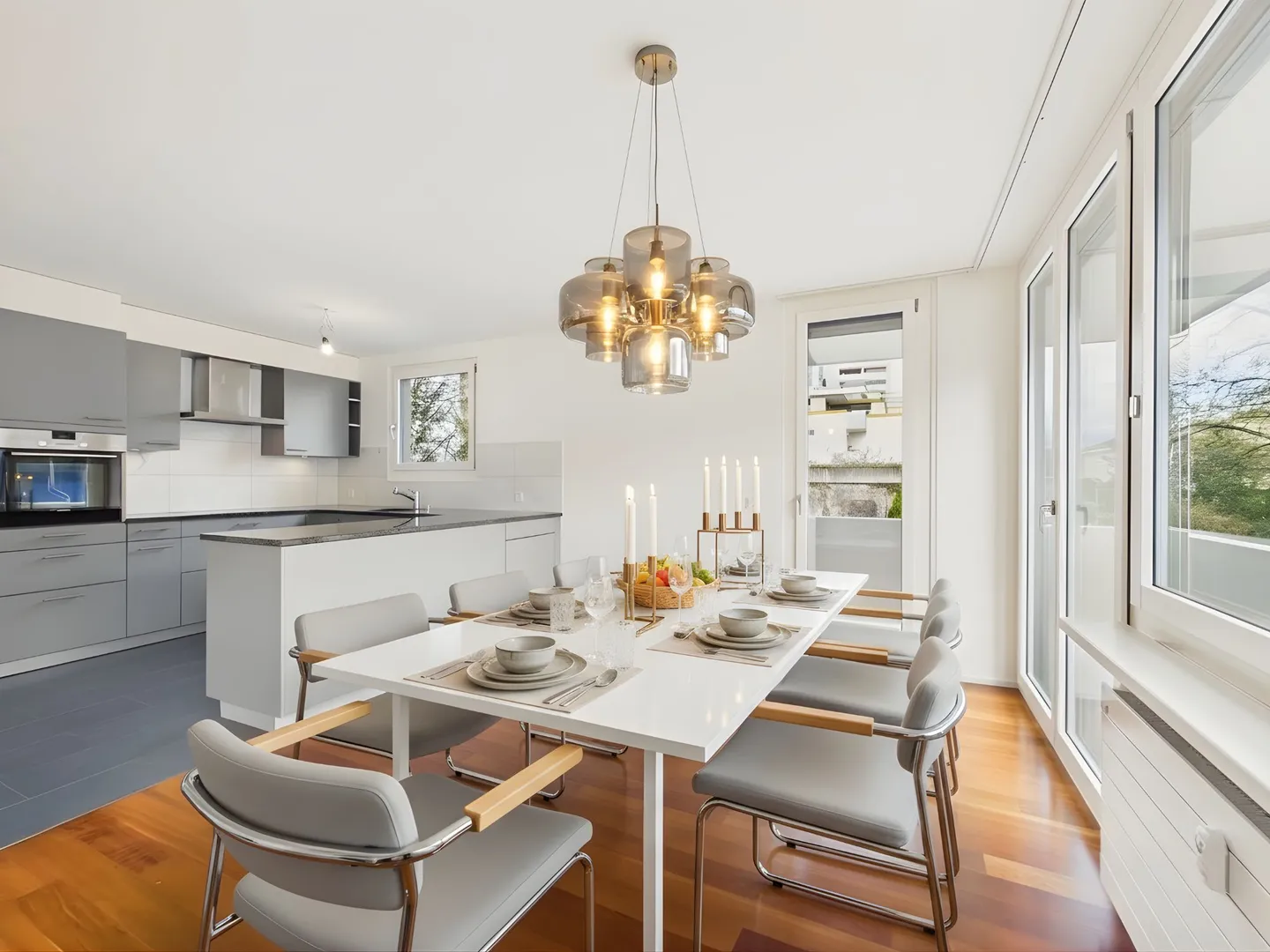 Appartamento 4.5 stanze modernizzato con 4 balconi a Reinach - Foto 4 di 10