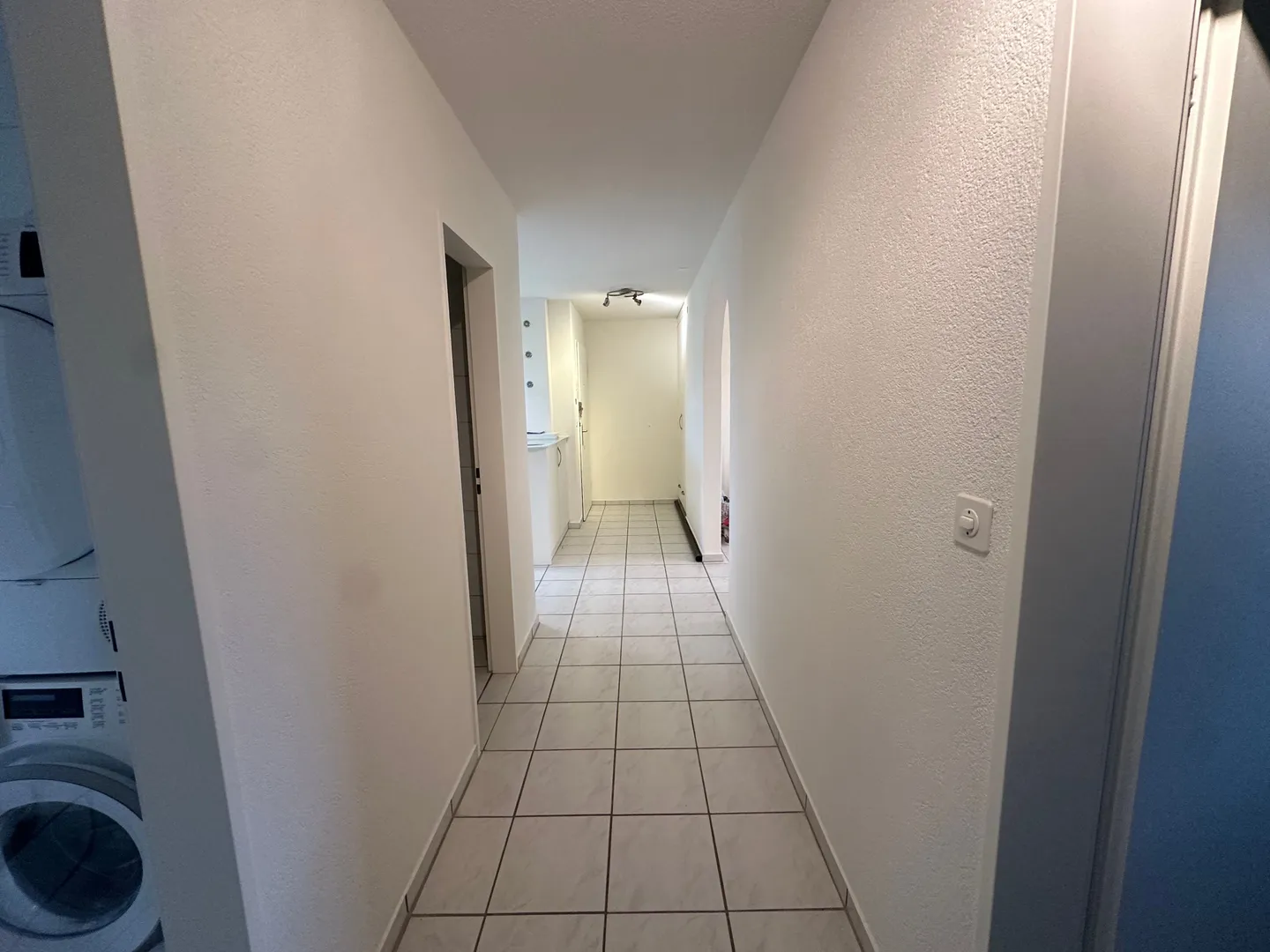 Appartamento luminoso di 3,5 stanze con balcone e vista libera sul verde a Däniken - Foto 10 di 13