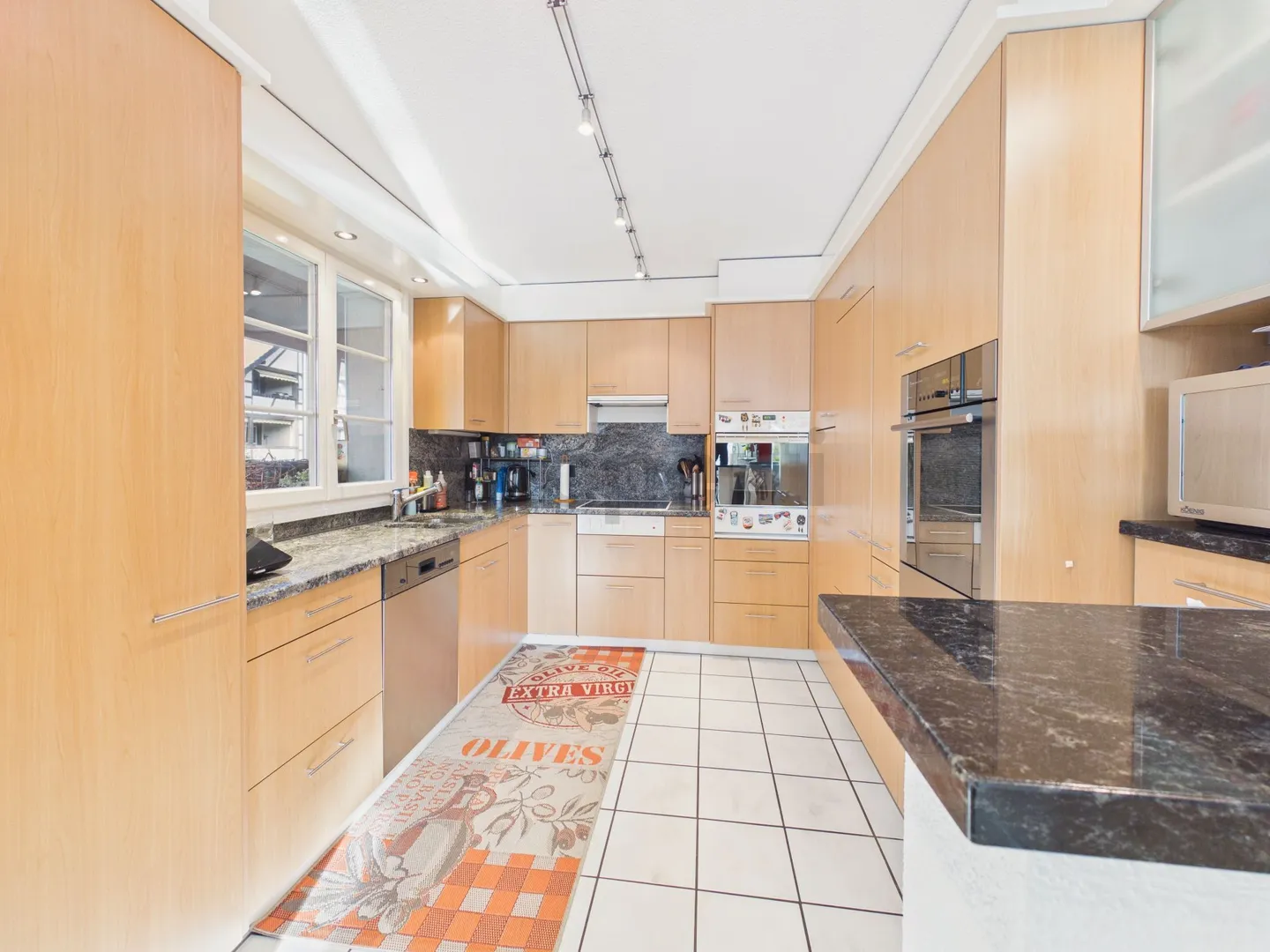 Spacious 5.5 Room Maisonette with Winter Garden, Fireplace and High Living Quality - Photo 4 of 13