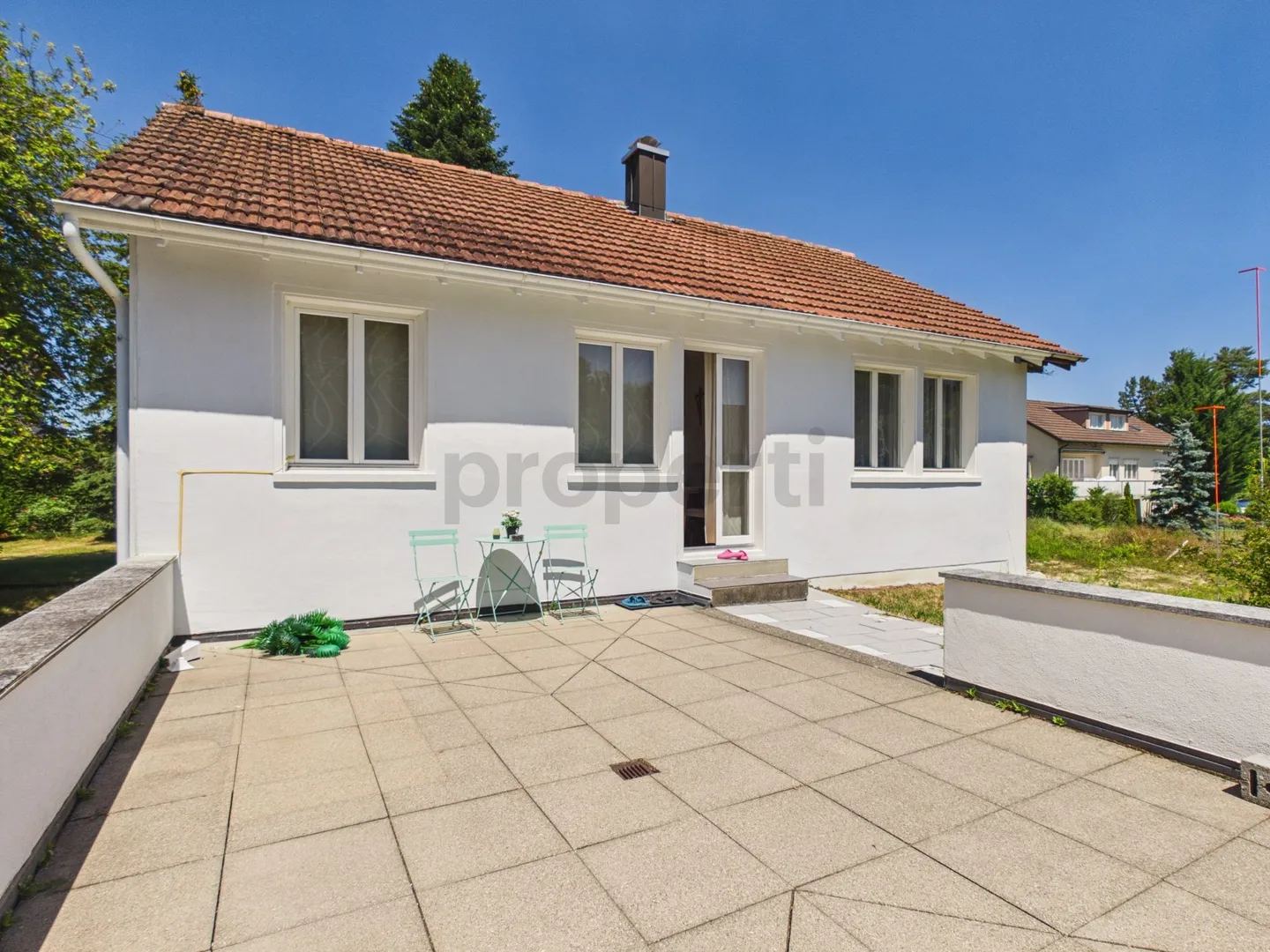 Large plot, modern kitchen and private garage near the train station - Photo 1 of 13