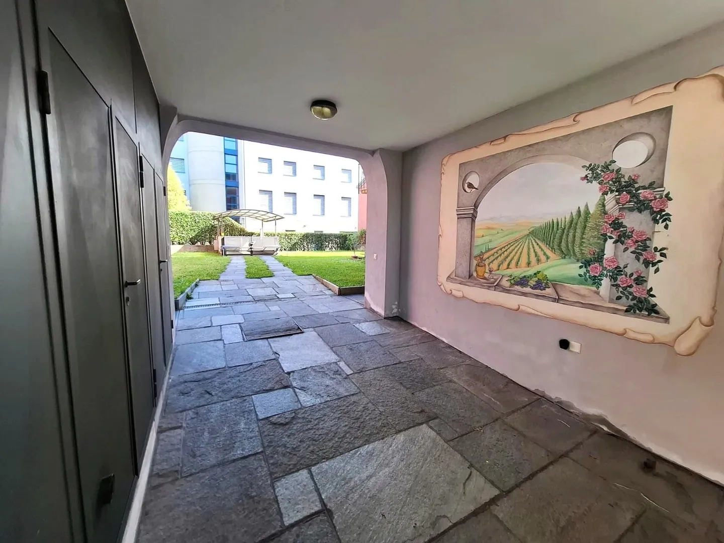 Living in a historic courtyard in Chiasso: 5-room apartment in a central location - Photo 9 of 12