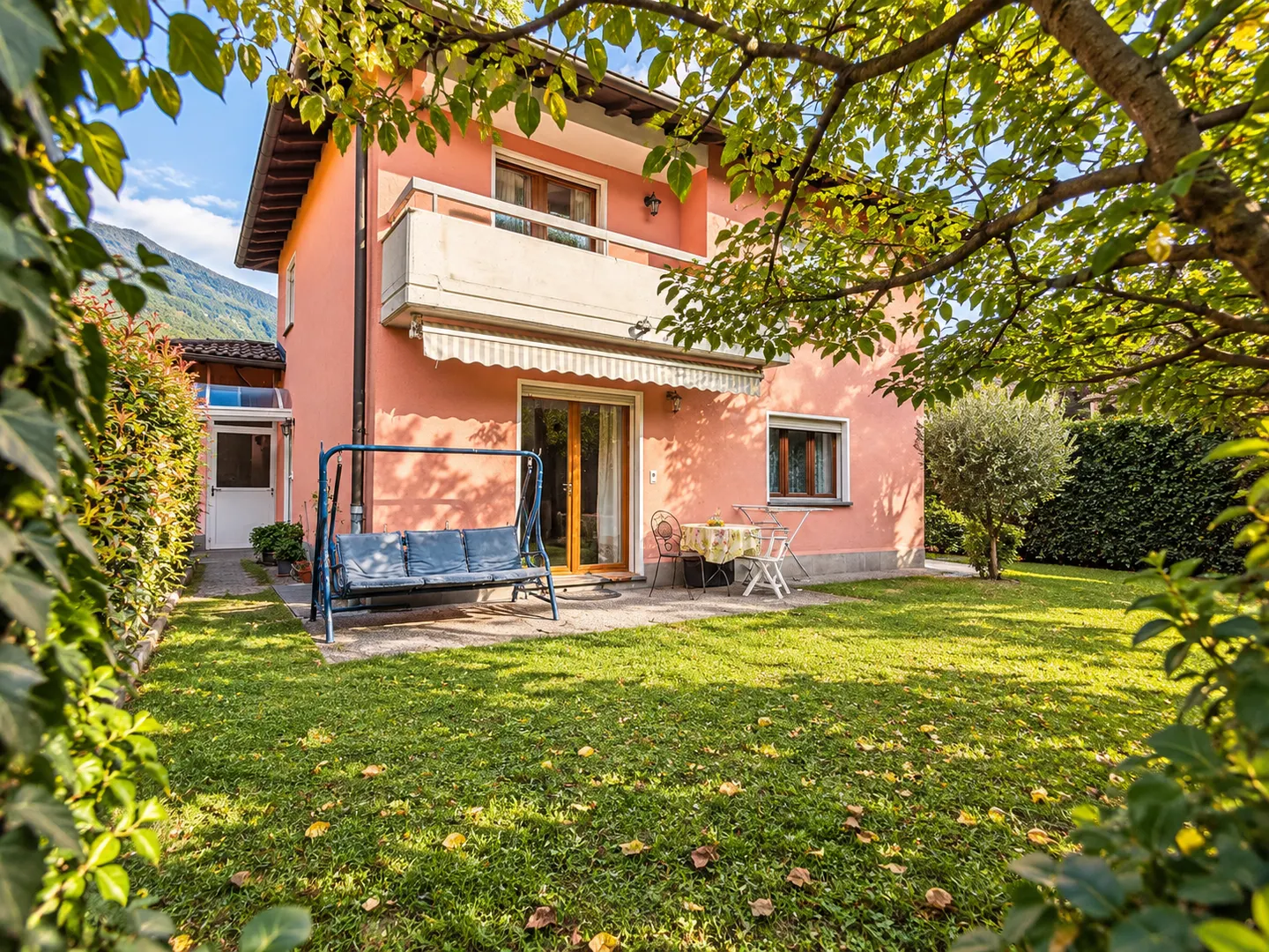 Villetta unifamiliare con ampio giardino privato a Cadenazzo - Foto 1 di 13