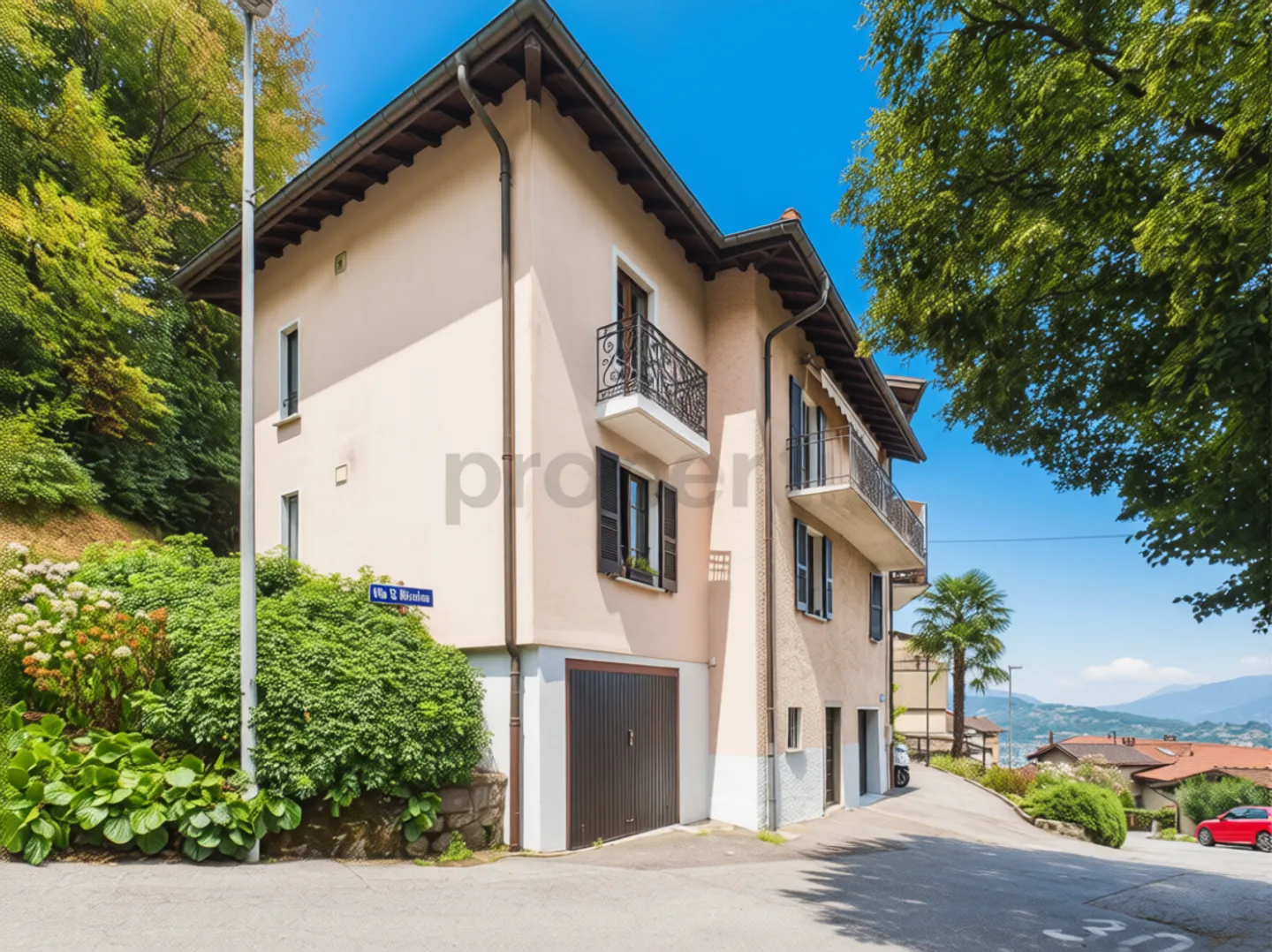 Semi-detached house in Viganello with a view of Lugano - ideal as a residence or investment - Photo 1 of 9