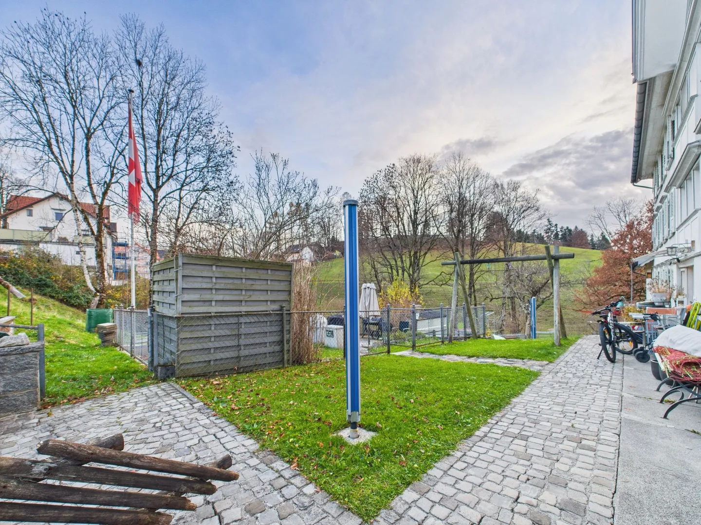 Maison duplex spacieuse de 7,5 pièces avec jardin à Niederteufen - Photo 9 sur 12