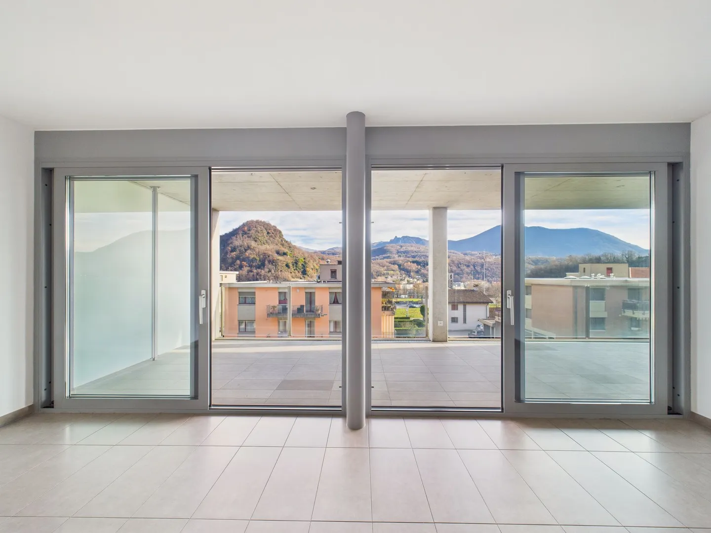 Modern 2.5-room apartment with sunny balcony in Gravesano - Photo 2 of 12