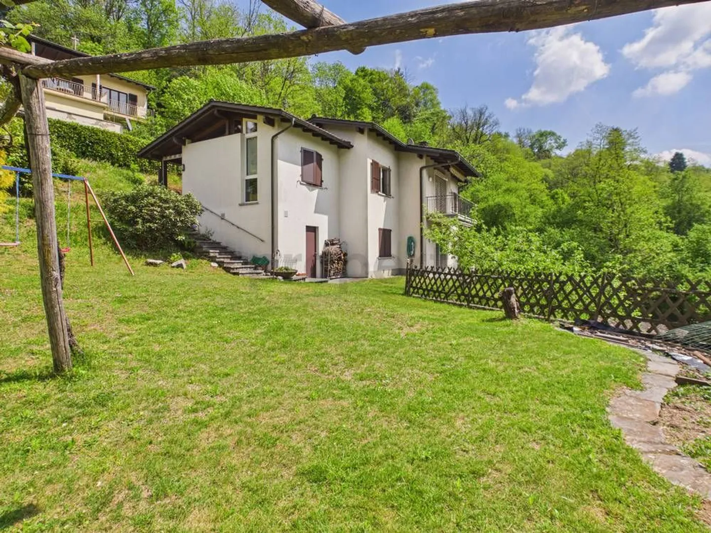 Charming semi-detached villa with large garden in Purasca - Photo 1 of 13