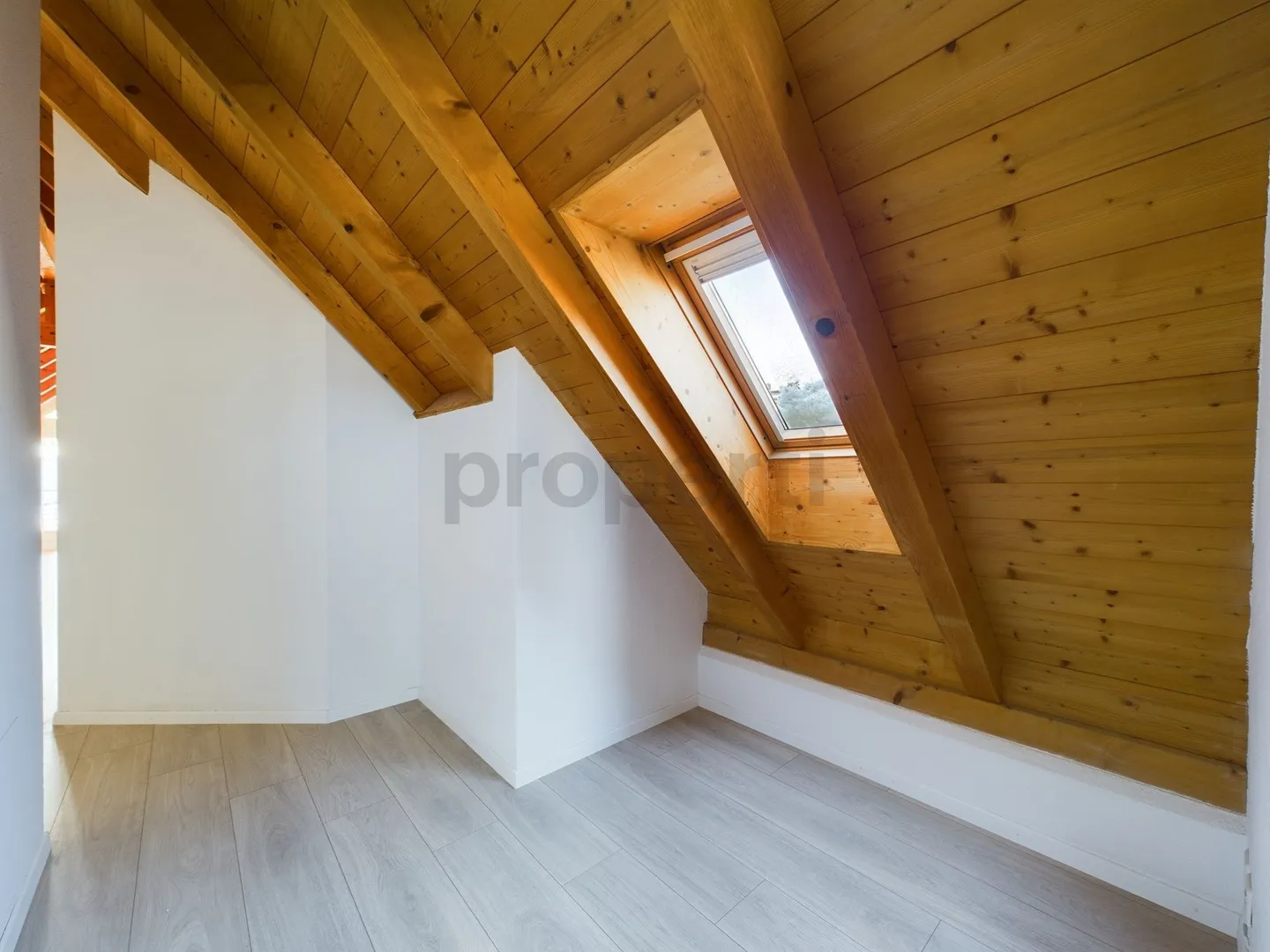 Bright 3.5-room attic apartment with balcony in Buchs ZH - Photo 6 of 10