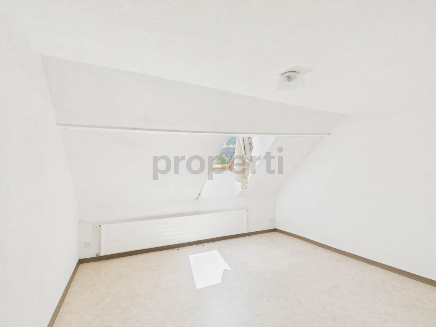 Multi-family house with two separate apartments (4.5 &amp; 3.5 rooms) in a quiet location with great potential - Photo 11 of 13