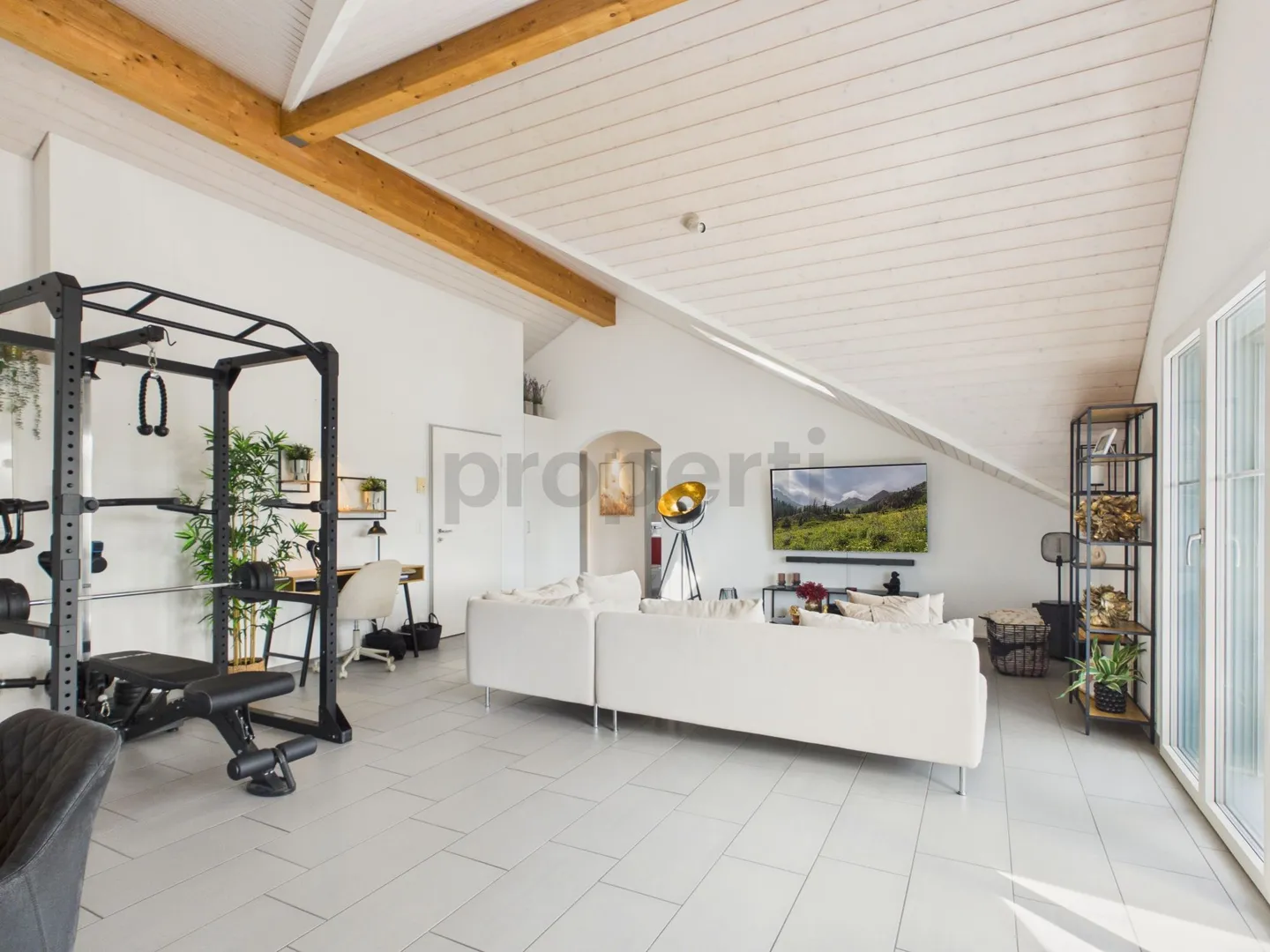 Bright 4.5-room attic apartment with 2 bathrooms & parking included - Photo 2 of 12