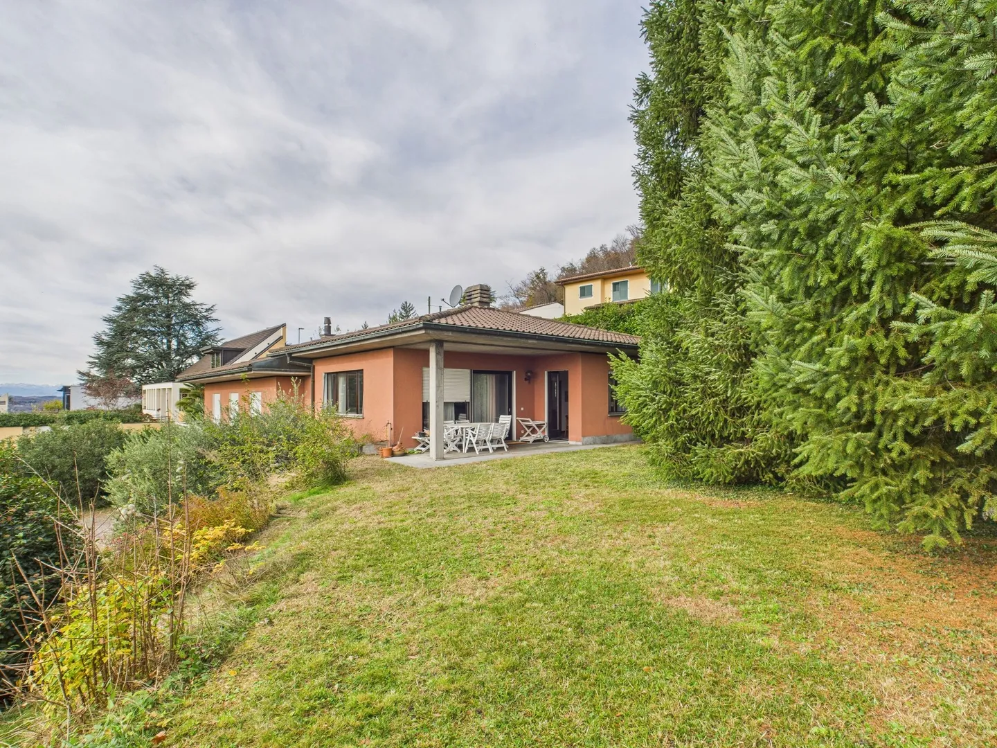 Spaziosa villa 7.5 locali con ampio giardino a Vacallo - Foto 2 di 13