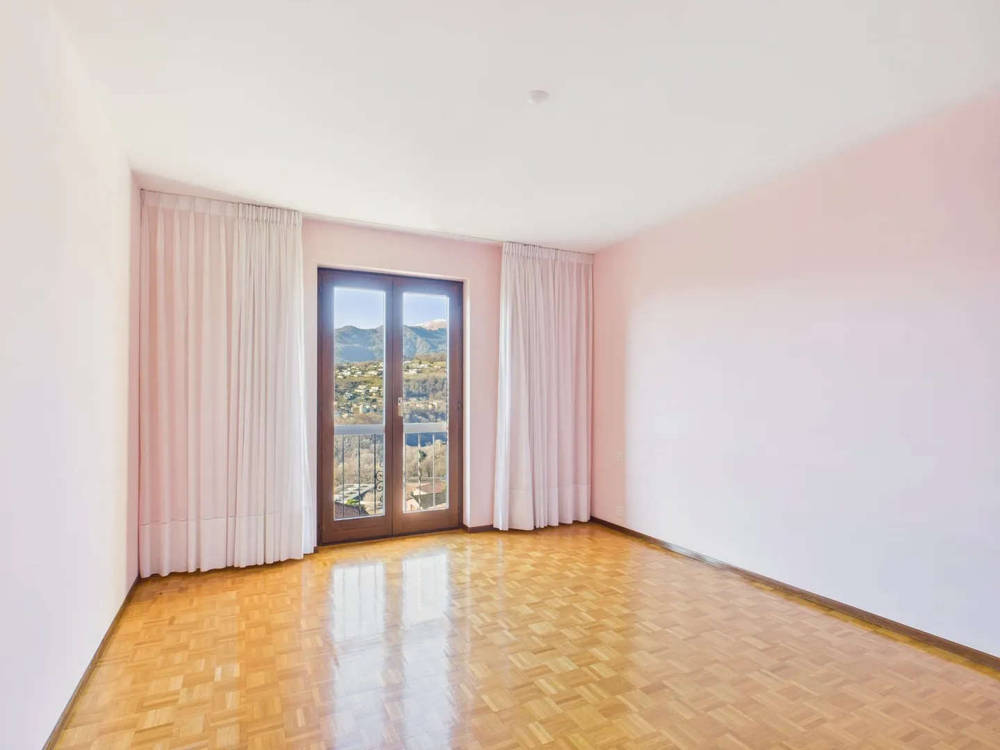 Spacious 6.5-room villa with garden in Davesco-Soragno - Photo 7 of 13