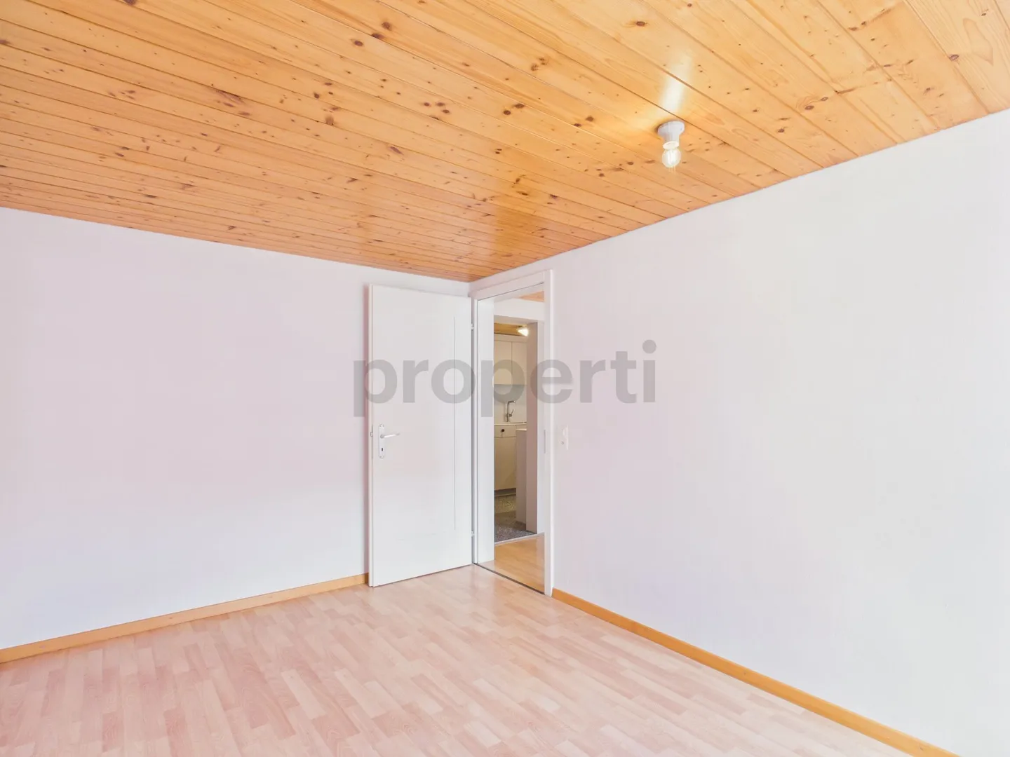 Charming 2.5-Room Apartment - Photo 8 of 11