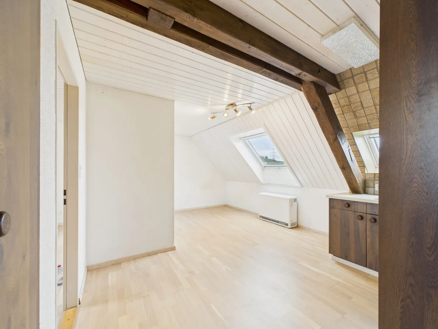 Charming 2.5-room attic apartment with plenty of light and view - Photo 5 of 11