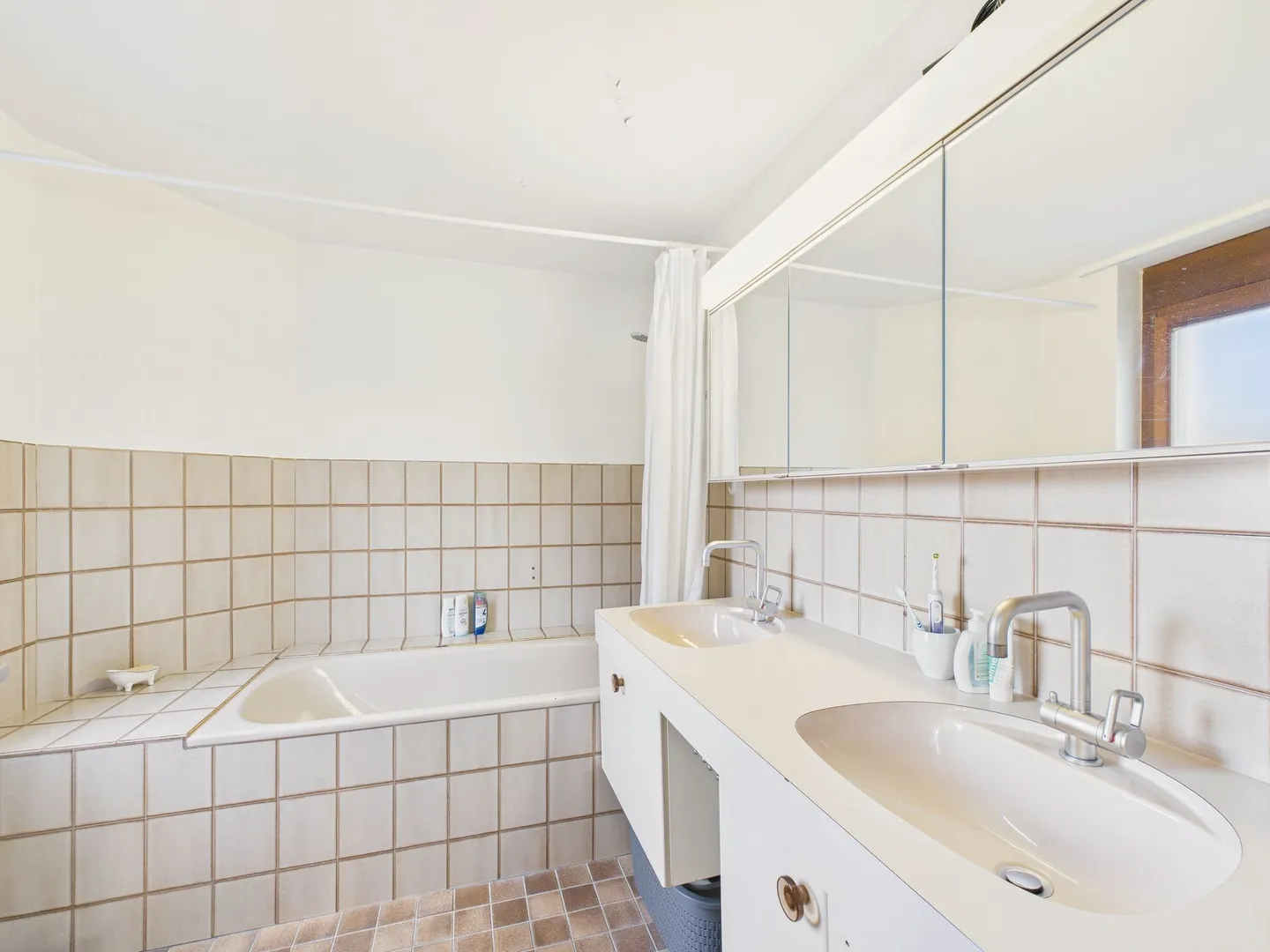 Luminoso appartamento di 4,5 stanze a Oberwil con area giardino - Foto 7 di 11