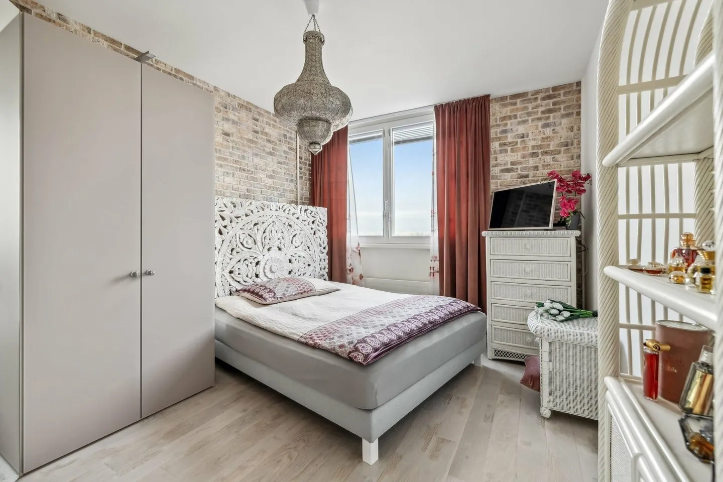 4-room renovated apartment on a high floor with winter garden and exceptional views - Photo 7 of 13