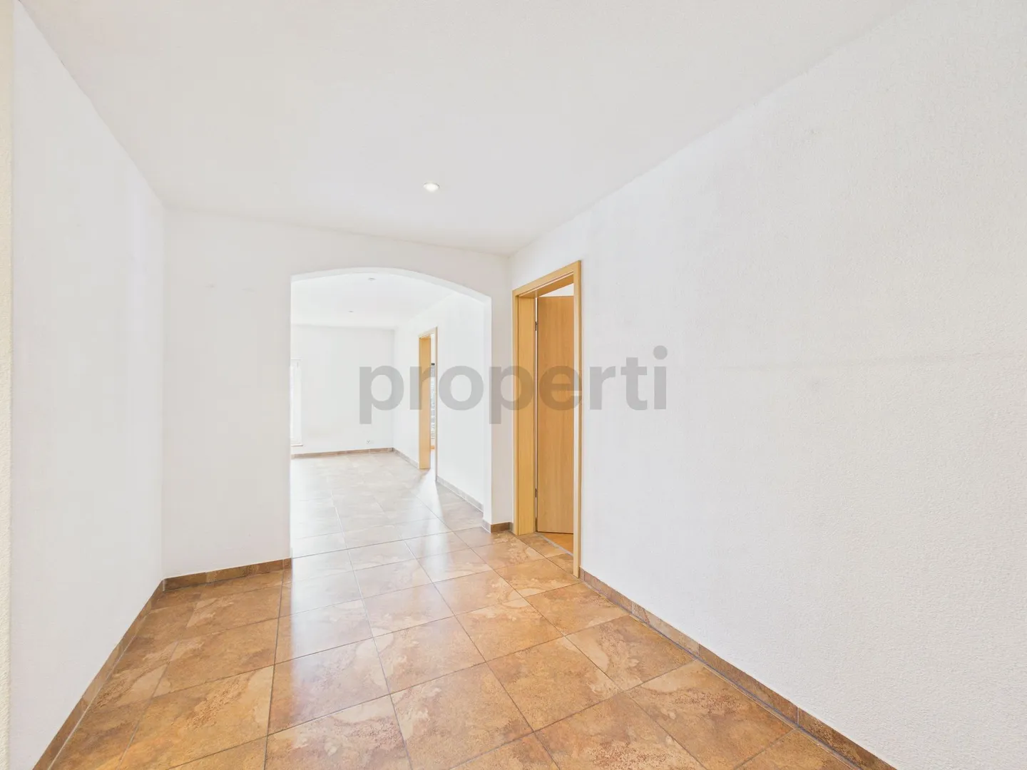 Grosszuegige Wohnung mit sonnigem Balkon - Foto 4 von 13