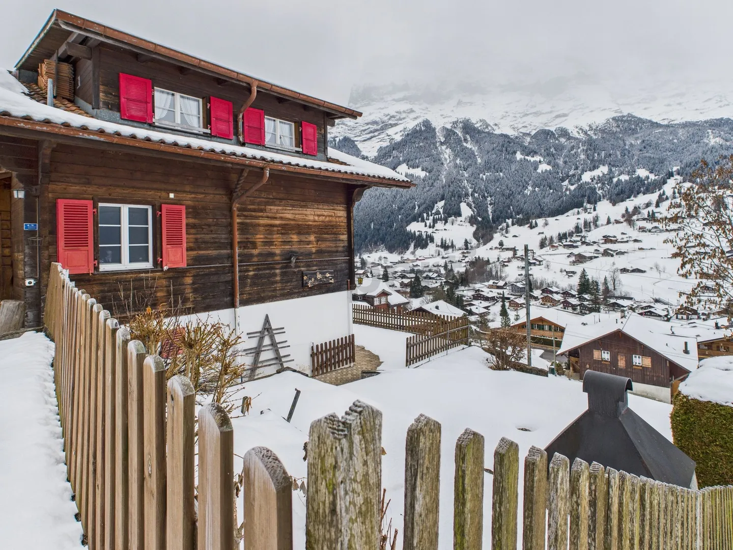 Grosszuegiges 8-Zimmer-Einfamilienhaus mit 2 Balkonen und Garten in Grindelwald - Foto 1 von 10