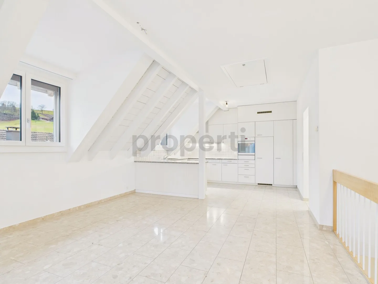 Luminoso appartamento duplex di 4,5 stanze con balcone a Bubendorf - Foto 1 di 12