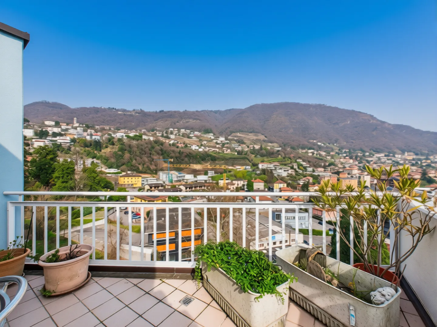 Geräumiges 4.5-Zimmer-Penthouse mit Terrasse und Panoramablick in Vacallo - Foto 12 von 13