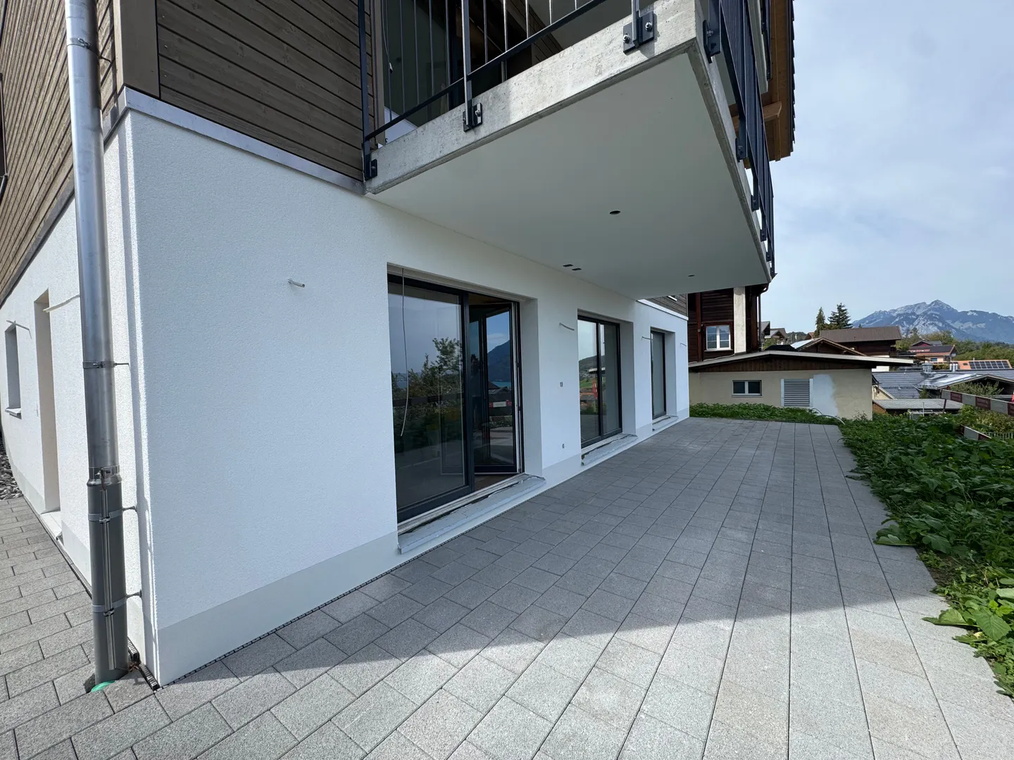 Herrliche Sicht auf den Thunersee, Grosszügige Terrasse (ca. 30 m²), Erstbezug im Neubau mit vier Einheiten - Photo 4 of 7