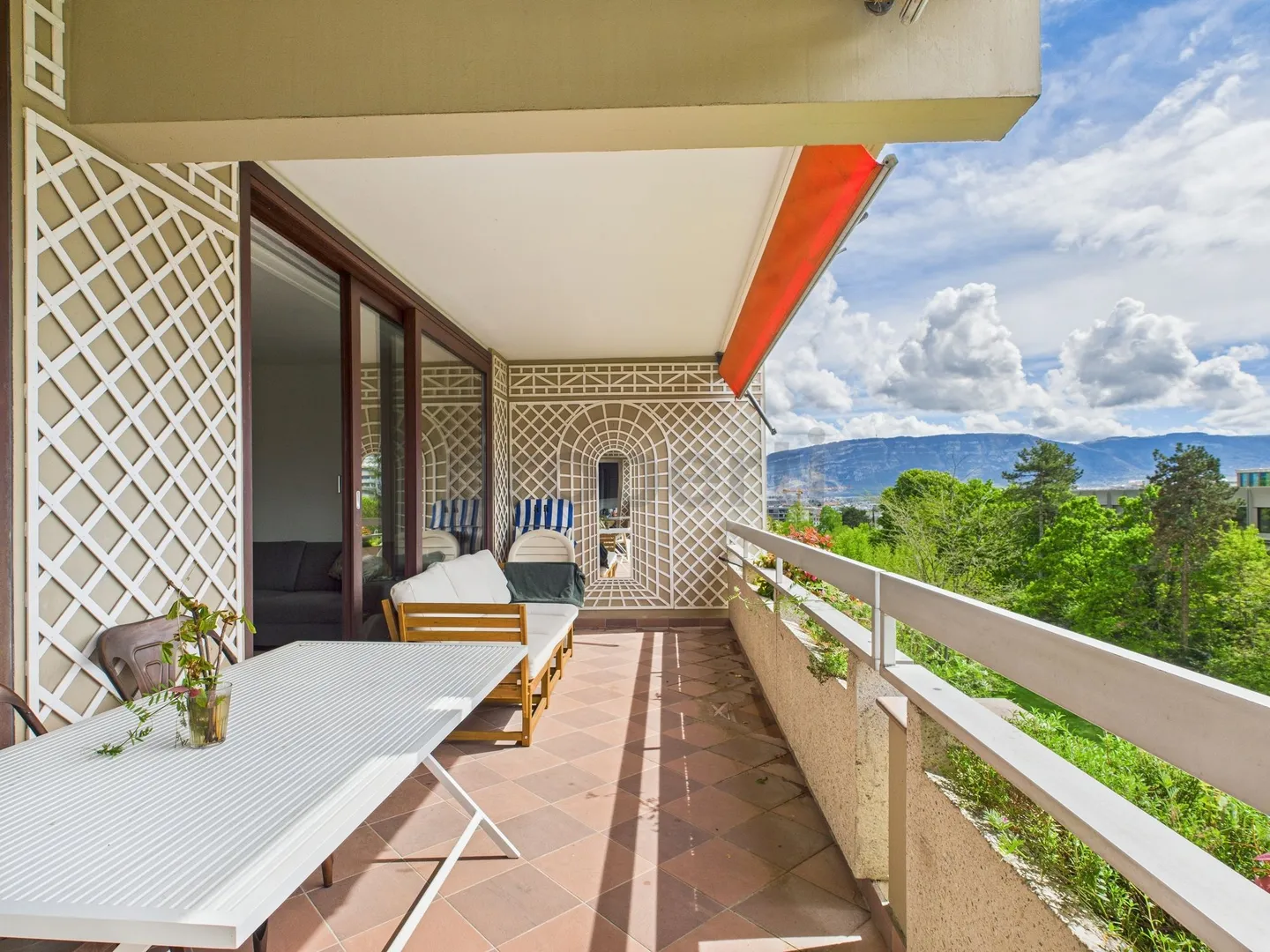 A bright cocoon in a green setting - Photo 8 of 9