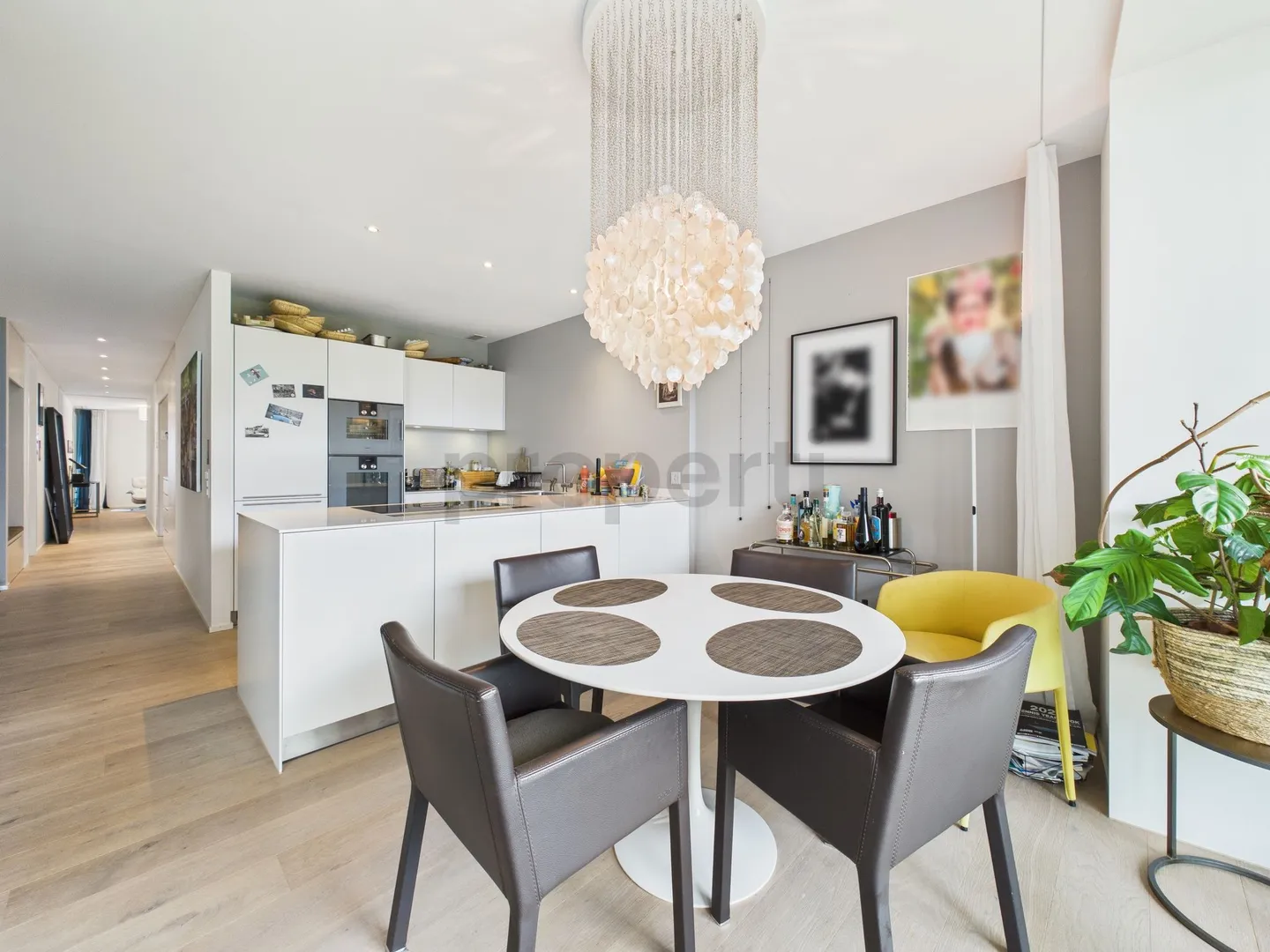 Modern and Sunny Apartment Experience in Zurich Fully Furnished - Photo 5 of 12