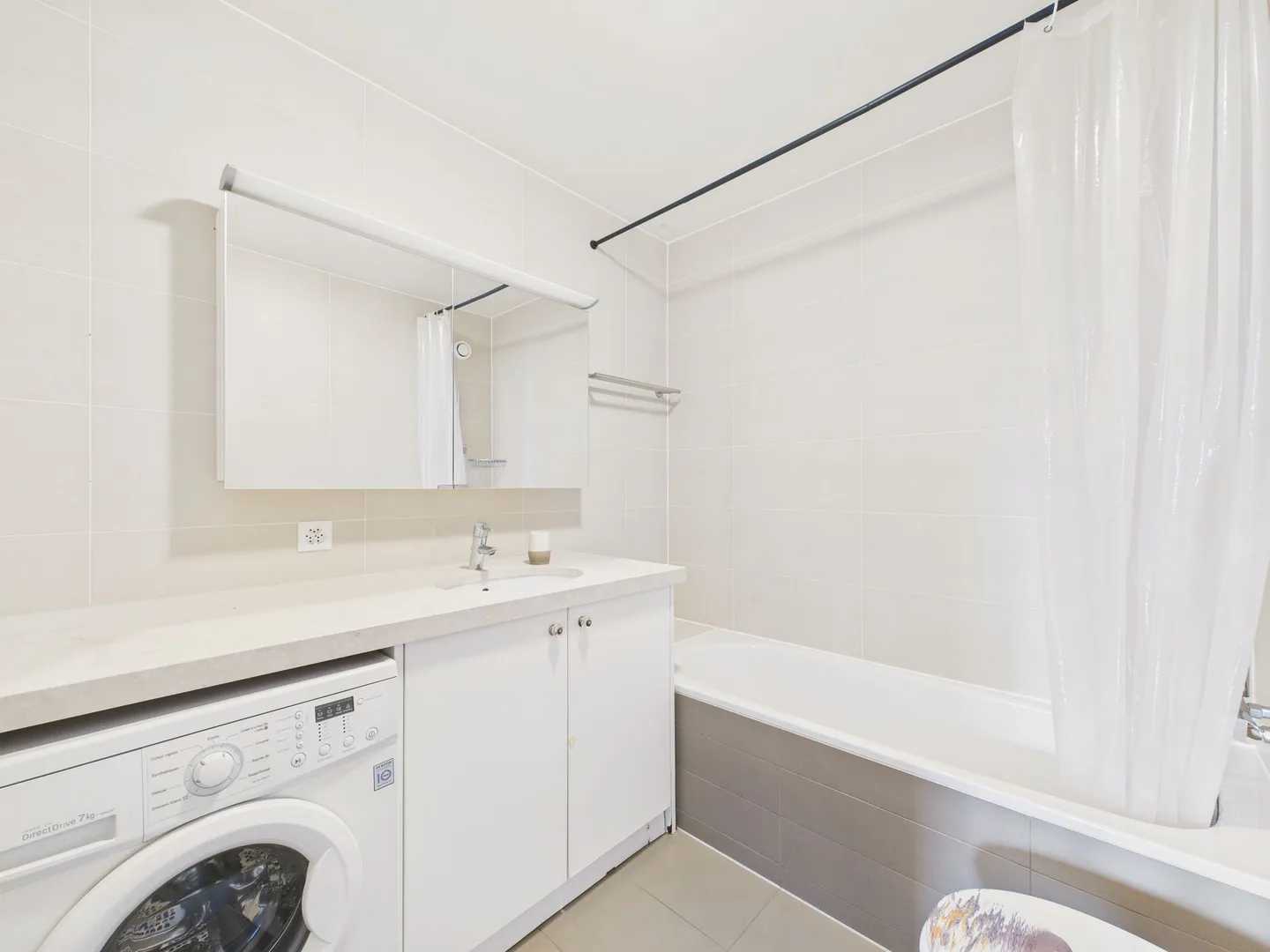 Furnished, modern and bright 5-room apartment with garden in Châtelaine - Photo 10 of 13