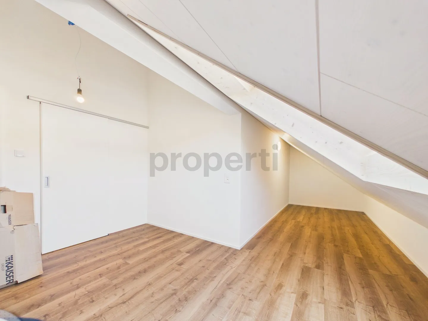 Appartement sous les combles de 2,5 pièces récemment rénové dans un emplacement central à Rudolfstetten-Friedlisberg - Photo 5 sur 11