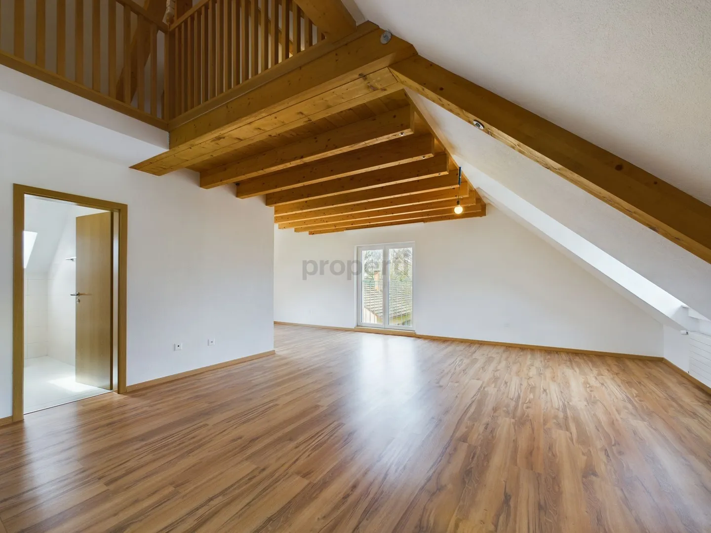 Charmante 3.5 Zimmer Dachwohnung mit Galerie in Steckborn - Zentral gelegen mit Garten und Parkplatz - Photo 4 of 9